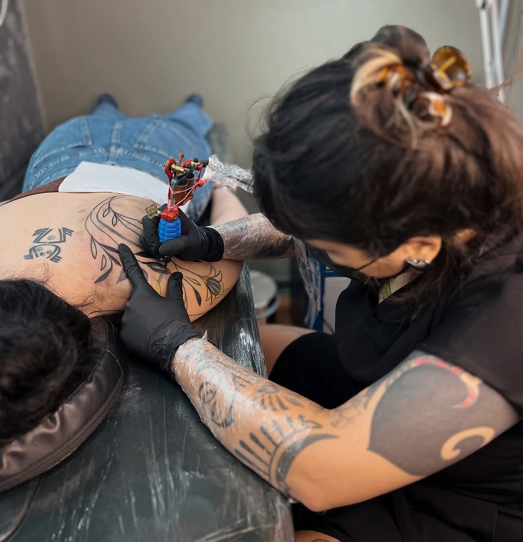 Registro da @juflorent em ação 📸

• A agenda para tatuar com Ju está aberta e os orçamentos são feitos diretamente com ela•

#tatuagem #tattoo #sp #botanica