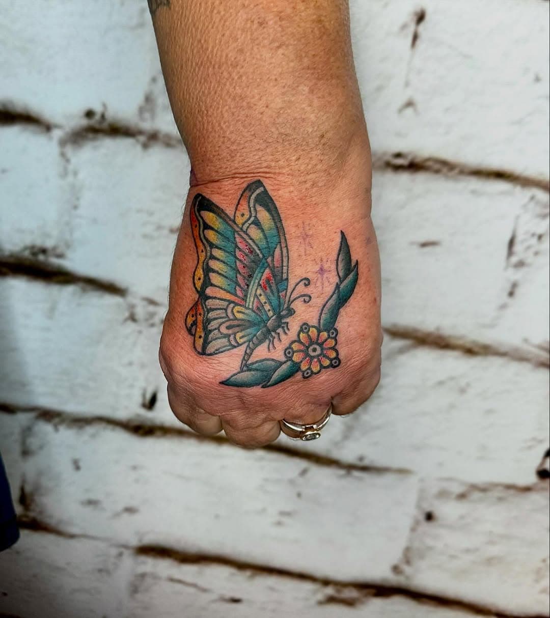 🦋
.
.
.
.
@koerperkunst_koeln #tattoo #ink #tattooed #inked #butterfly #butterflytattoo #oldschool #oldschooltattoo #colourtattoo #handtattoo #traditional #traditionaltattoo #mojostattoo #mojostattootattaa #americantraditional #americantraditionaltattoo