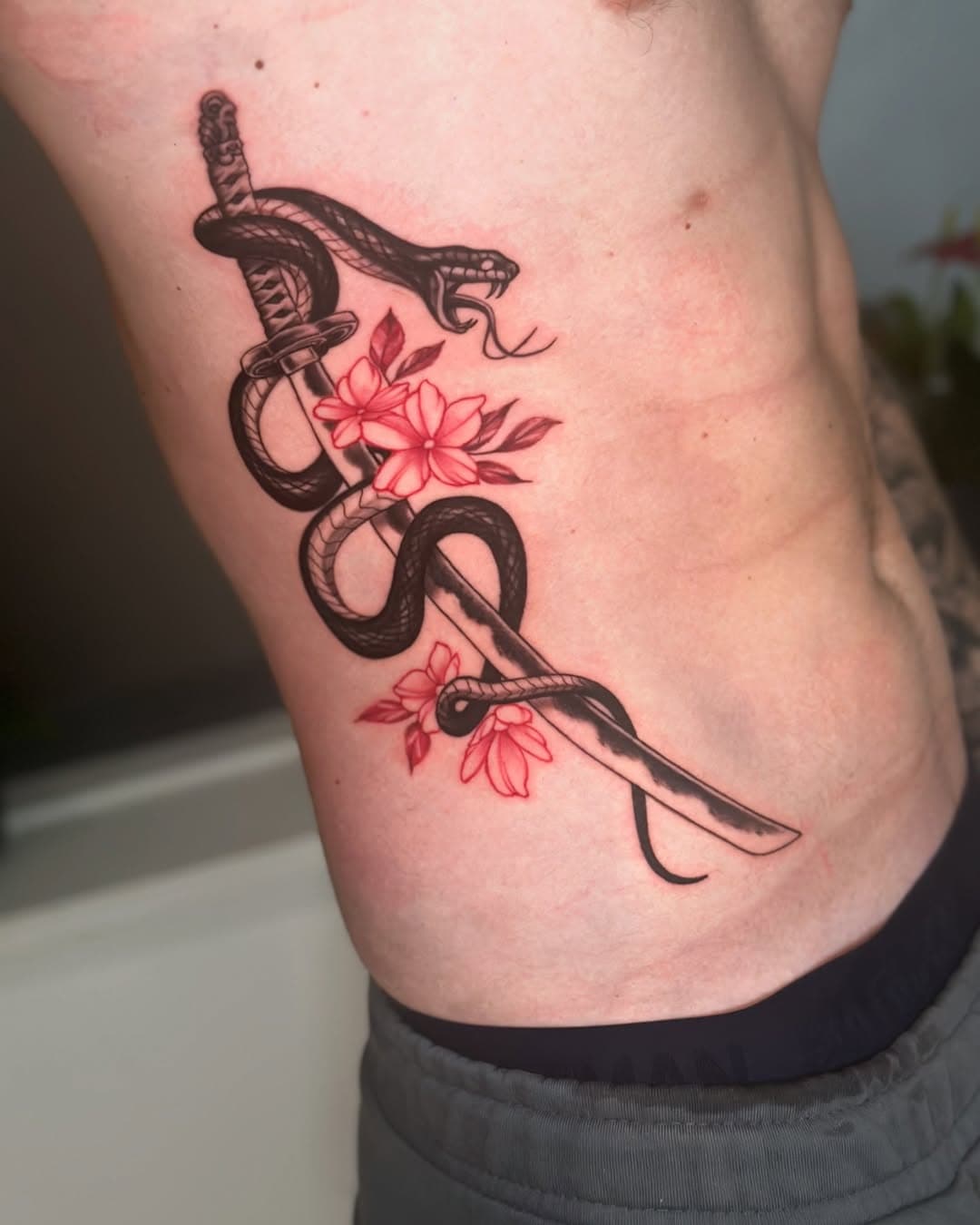 Deux de plus ! 🤙 merci pour ta confiance !

#tattoo #snaketattoo  #alsacetattoo #koifishtattoo #smalltattoo #tattooart #tattoodesign