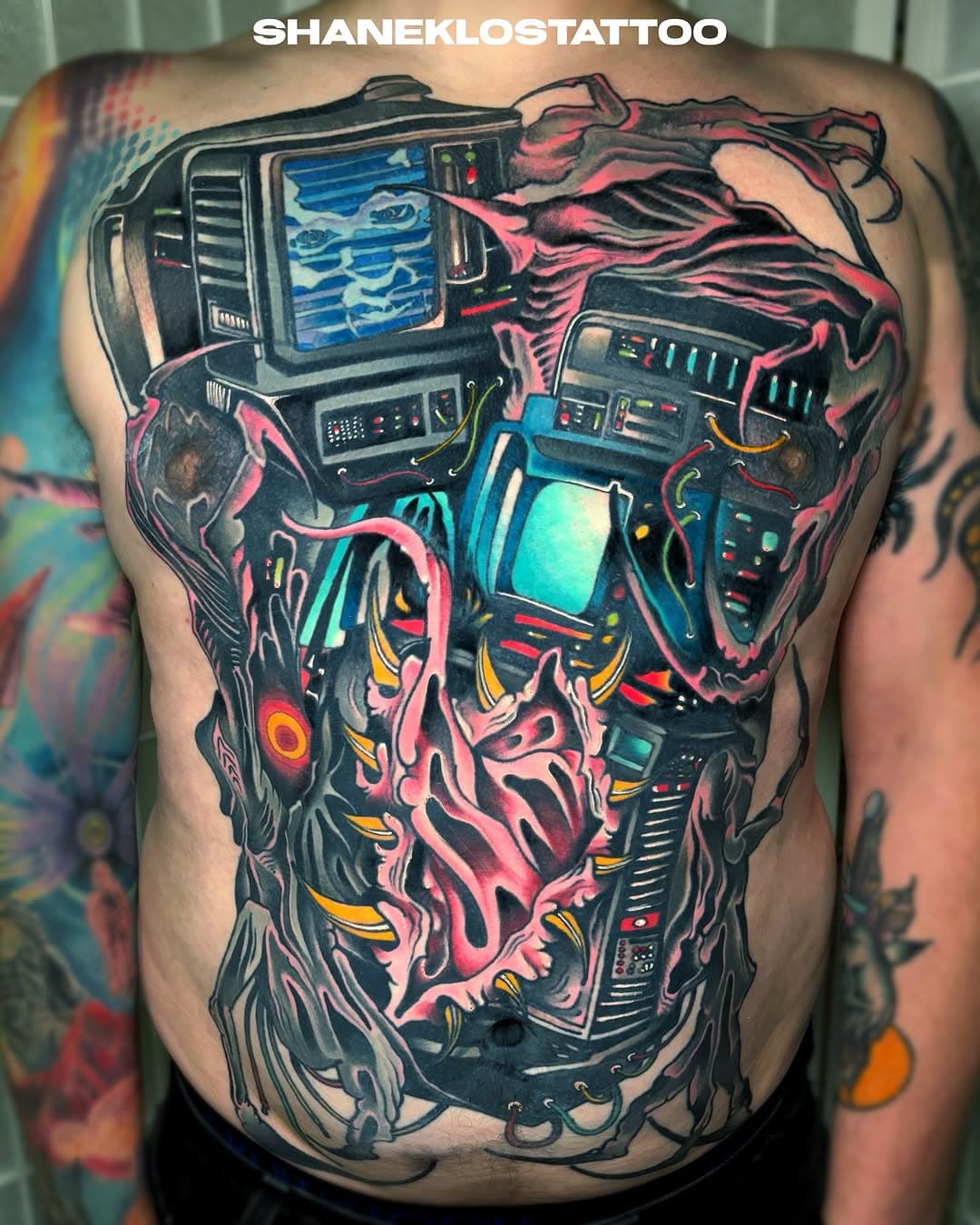 ⛓️ CYBERNETIC MUTATION ⛓️
•
Thanks Clay! This piece has been a rad experience and I'm soo stoked on it. Clay came to me and said I love your style. I just want something Cyber / sci-fi / and crazy but not anything specifically referencing 80s/90s horror but if you look at it, that's what it feels like. so this piece to me is kinda like The Thing but instead of being able to mutate into anything organic in comes in contact with - A Cyber version. And the only other specific reference is in the top left screen, which is RoboCain from RoboCop 2 (1990).
•
•
•
#tattoo #neotraditionaltattoo #cybertattoo #healedtattoo #fullfronttattoo #thething1982 #robocop2 #shaneklostattoo #80shorror #90shorror #practicalfx #sfx #horror #horrormovies #shaneklos #shaneklostattoo #cresentcitytattoo