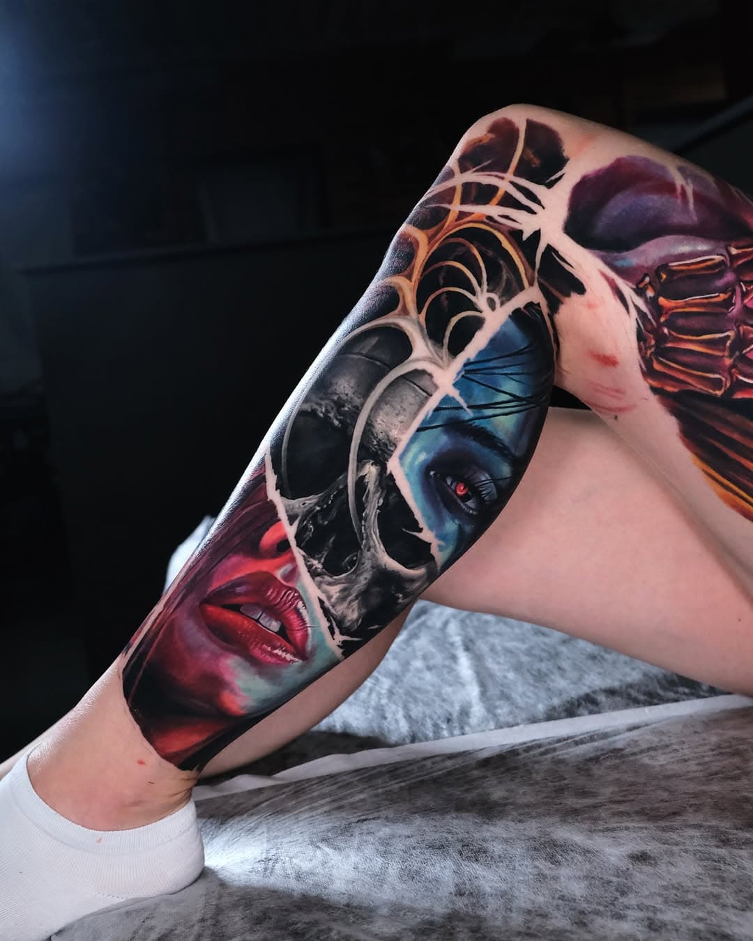 A tattoo that speaks of life and secrets! 🌌 ✨ I present to you a new work: an incredible combination of the image of a mysterious girl and a powerful skull. This is not just a tattoo - this is art that tells its own story. 🎨 @blackouttattoocollective @emalla.official  #inked #inkedmag #realistictattoo #colortattoo #tattooinsartmag #skulltattoo #girltattoo #питертату #татумосква #татуспб