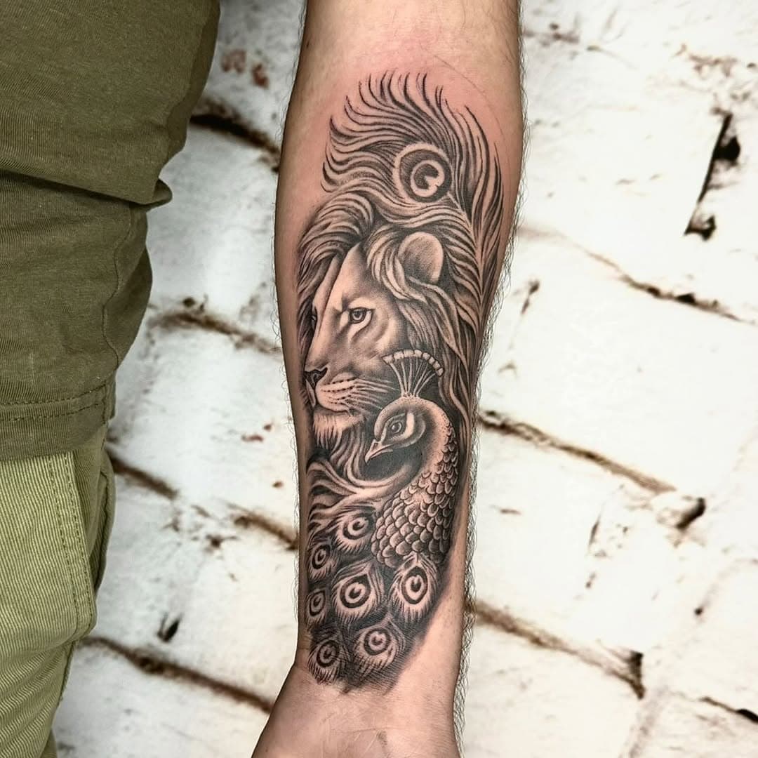 🦁🦚
.
.
.
.
@koerperkunst_koeln #mojostattoo #liontattoo #lion #peacock #peacocktattoo #blackandwhite #blackandgrey #blackandwhitetattoo #blackandgreytattoos #softshading #tattoo #ink #inked #tattooed #aigenerateddesign