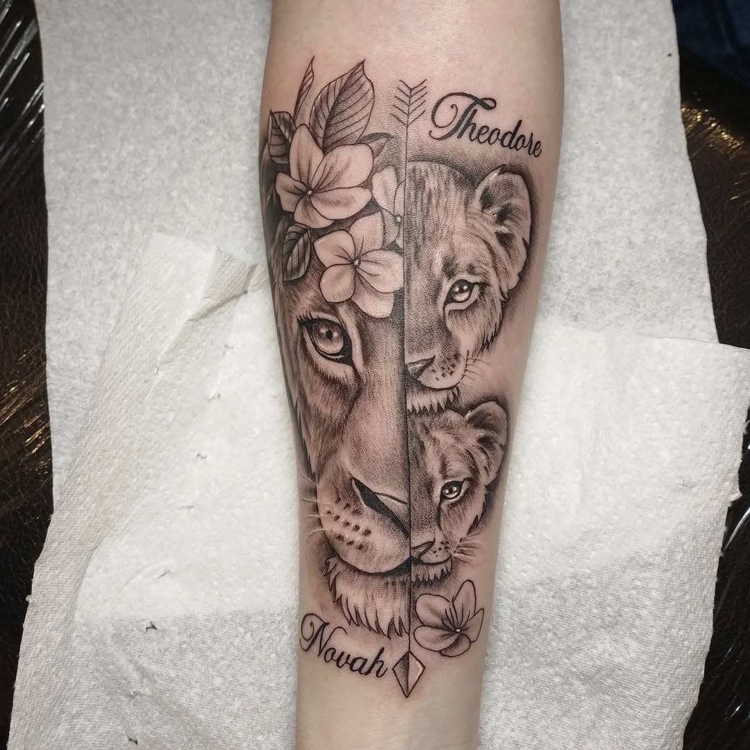 Lil cute one from last week.

I dont always do horror 😜

#liontattoo #lionesstattoo #lioncub #femininetattoo #girlswithink #bodyart #birmingham #birminghamuk #tattooartistuk #tattooinguk #birminghamtattooist #birminghamartist #familytattoo