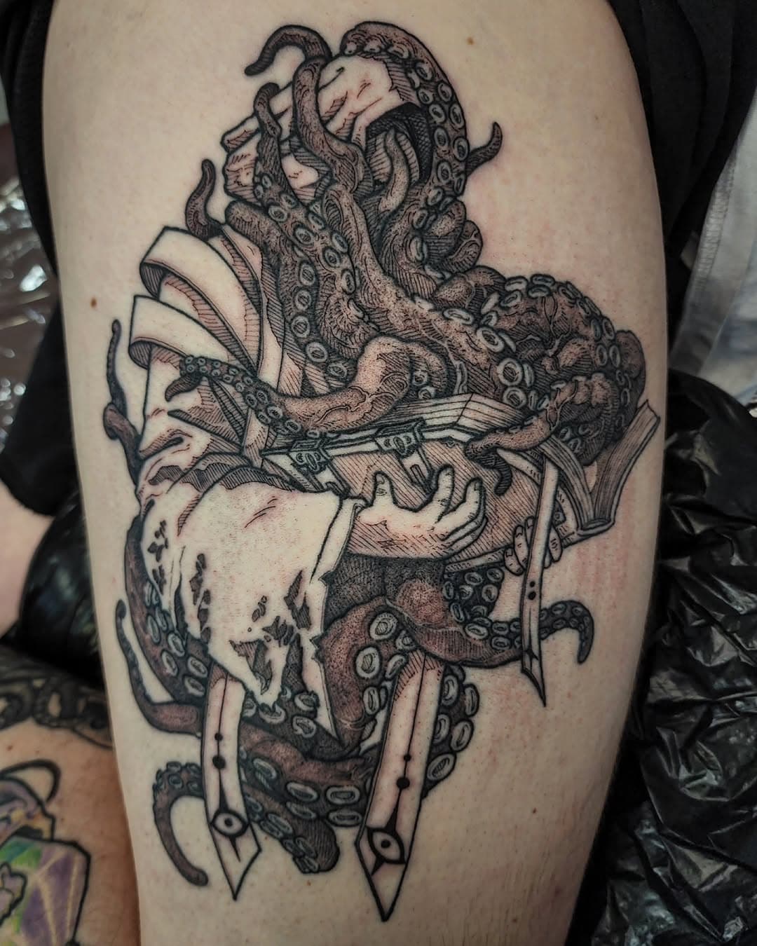 📖🐙💀
Finished off this cultist suffering the consequences of messing up an eldritch summoning spell 😌 This was one of the runner-up ideas I picked last give away! Done over 2 sessions, I'm SO looking forward to seeing this one healed, and all the greys softened and settled in 🙏✨️
Keen to do more like this and other fun af subject matter! Shoot me an email, and we can come up with something siccckkk ⚔️

📨 silkyjowong@gmail.com
@electricceremony