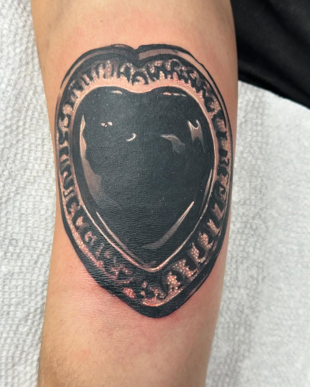 This was a fun heart gem piece to tattoo, definitely enjoying all the gothic style aesthetic. Let’s do more, if interested send a message and I can book you for this month and next. Thank you all for all the love and support I really appreciate it. Looking forward to tattooing you all 🙌🏼

#blackandgreytattoo #blackandgreytattoos 
#blackworktattoo #gothicstyle 
#blackandgreyink #thanksforviewing
#sticktoyourguns #stayfocused
#nevergiveup #lovelife
#mividaartistica #workhard
#ilikeitwhenyoucallmebigpapa
#savemefromthishellletmerestinpeaceb
#sendit #creature #anime
#manga #localtattooartist 
#localartist #artistoninstagram
#gothicaesthetic 
#gothboy #gothboiclique #sadboy #tattoos #tattooartist #follow #fyp #foryoupage