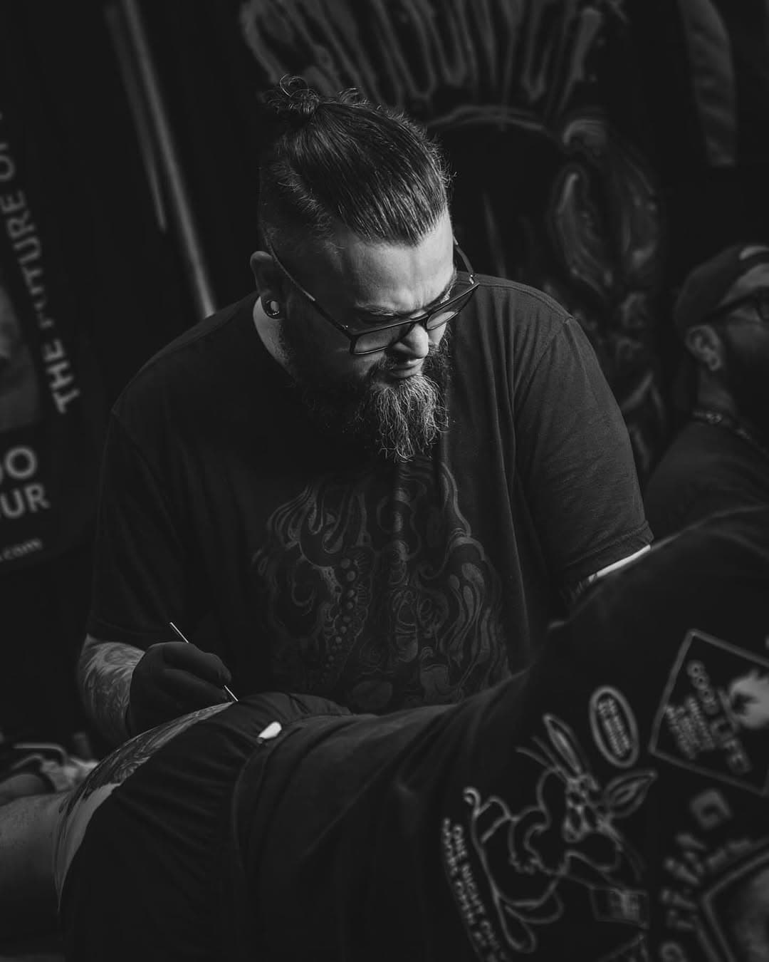 @drawingdeadart of @9threalmgallery drawing on a tattoo design at Hell City Phoenix 2024. @hell_city 📸 @dellamoredante

Don’t miss Hell City Tattoo Festival 2025 in Ohio and Phoenix where we will have all new live acts and as always the world‘s best Tattoo Artists all under one roof!