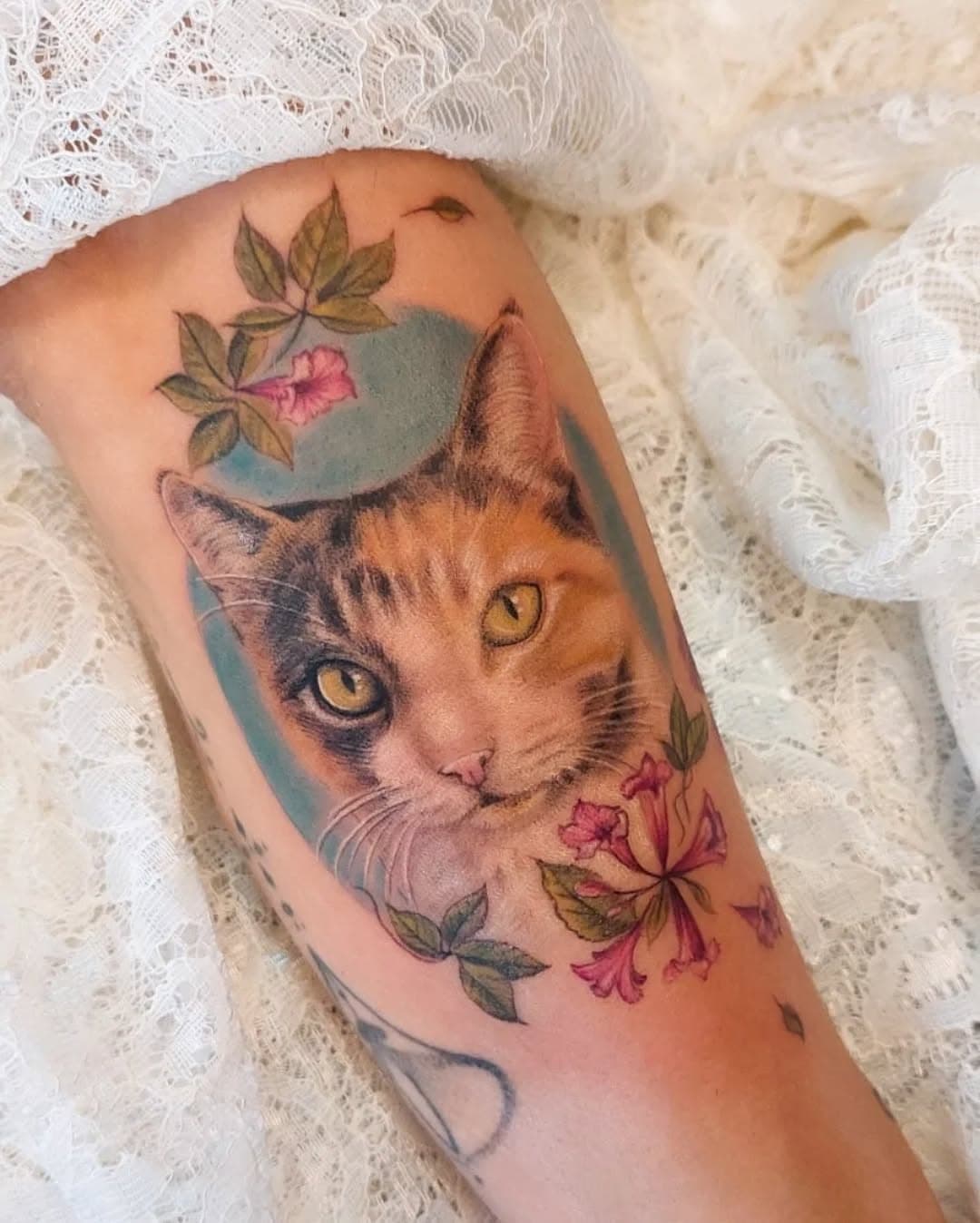 Foto e vídeo da gatinha Luz Divina ✨
A Gleucy já fez algumas tattoos comigo, e essa homagem foi  muito especial de executar 💕

Obrigada Gleucy pela confiança novamente . Que venham as próximas tatuagens :)

Para agendar sua tattoo , é só me chamar no link da bio !

E para reforçar o recado , perdi meu histórico de mensagens e contatos . 
Quem puder, me mande um oi novamente no whatsapp para retomarmos a conversa .

(19)983794971

#gateiras#tattoo#tatuadossp#tatuadorasp