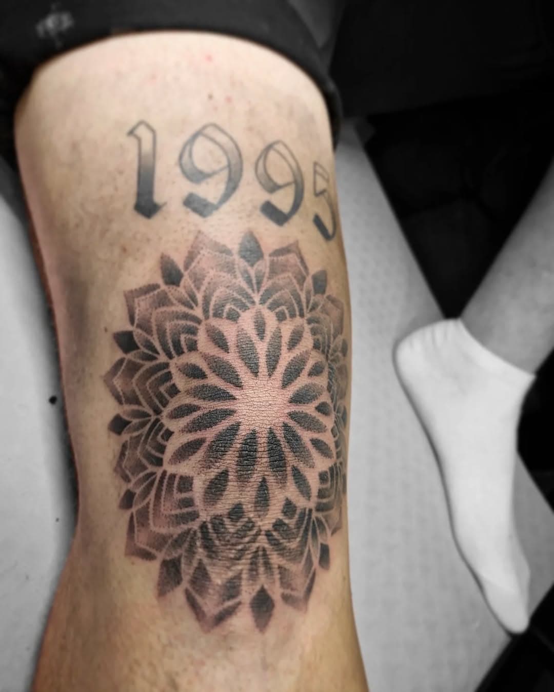 Mandala on @yannic_ammon knee, thanks so much 🙌💪

.

..

.

#tattoo #tattoos #blackworktattoo #blackandgraytattoo #blackandgreytattoo #dotwork #dotworktattoo #mandala #mandalatattoo #kneetattoo #royboytattoo #haarlem #haarlemtattoo #Holland #Nederland #netherlands #deutschland #allersberg #instagood #instagram