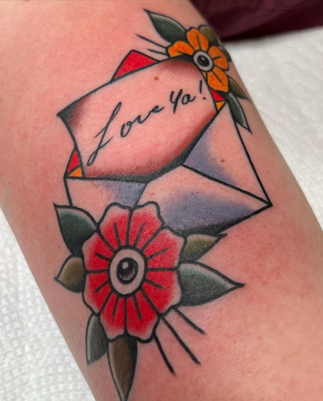 I gave Amanda a her first tattoo a few weeks ago, not only did she come back to get a sick one, she also brought her sister and her mom with her to get her first tattoo. I’m no expert but I’m pretty sure this is what tattooing is all about. Tattooing is tight AF. #envelope #traditionaltattoo #tattoo #handwritingtattoo