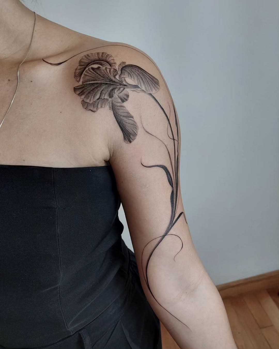 Flor de Iris para a Cami ! 
Nesse projeto, a ideia era trazer movimento e leveza , com o caule e folhas da flor acompanhando as curvas do braço. 
Quero cada vez mais trazer esse conceito  para as tatuagens ! 

Obrigada Cami , adorei te tatuar ! 

Esse projeto eu fiz na @casasilenzi_ 
Estudio que fica na região da Vila Mariana em SP 
E no dia 19 de novembro estarei de volta ! Agenda aberta ! 

Agende seu horário 
(19)983794971 (WhatsApp)

#tatuagem#floral#tatuadorasp#