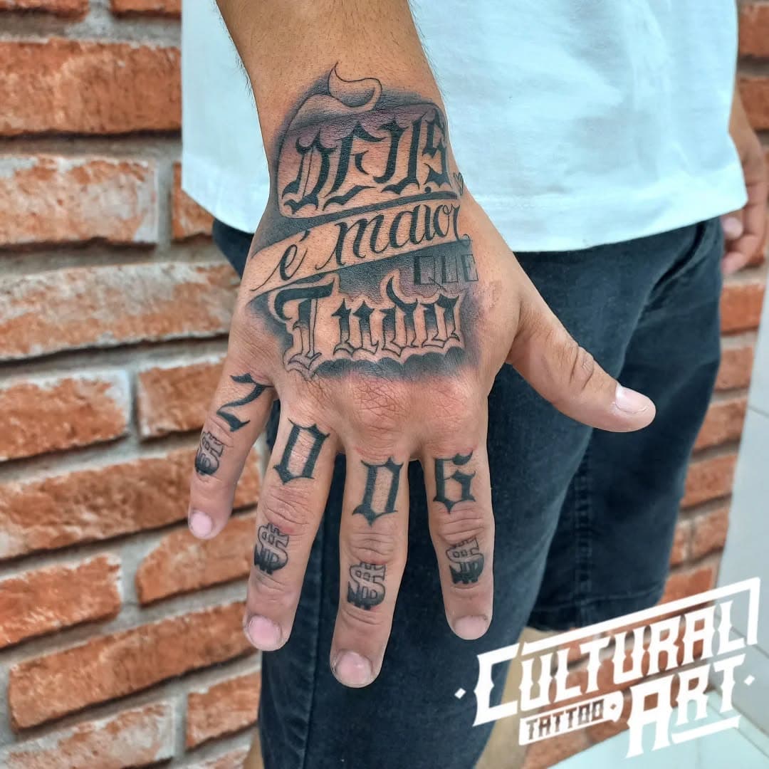 > Fotos sem edições e sem lente polarizada 
> Releitura exclusiva 
> Deslize para o lado <->
.
.
.
.
.
.
.
.
.
.
#letteringtattoos #lettering #letteringtattoo #nofilter #semlente #semfiltro #nolens #semlentepolarizada #tattoodequalidade #tattoonosdedos #tattoonamao #tattooexclusiva #exclusivetattoo #blackworktattoo #tattoopretoecinza #deusémaiorquetudo #deusémaior #deusemaior #culturalarttattoo