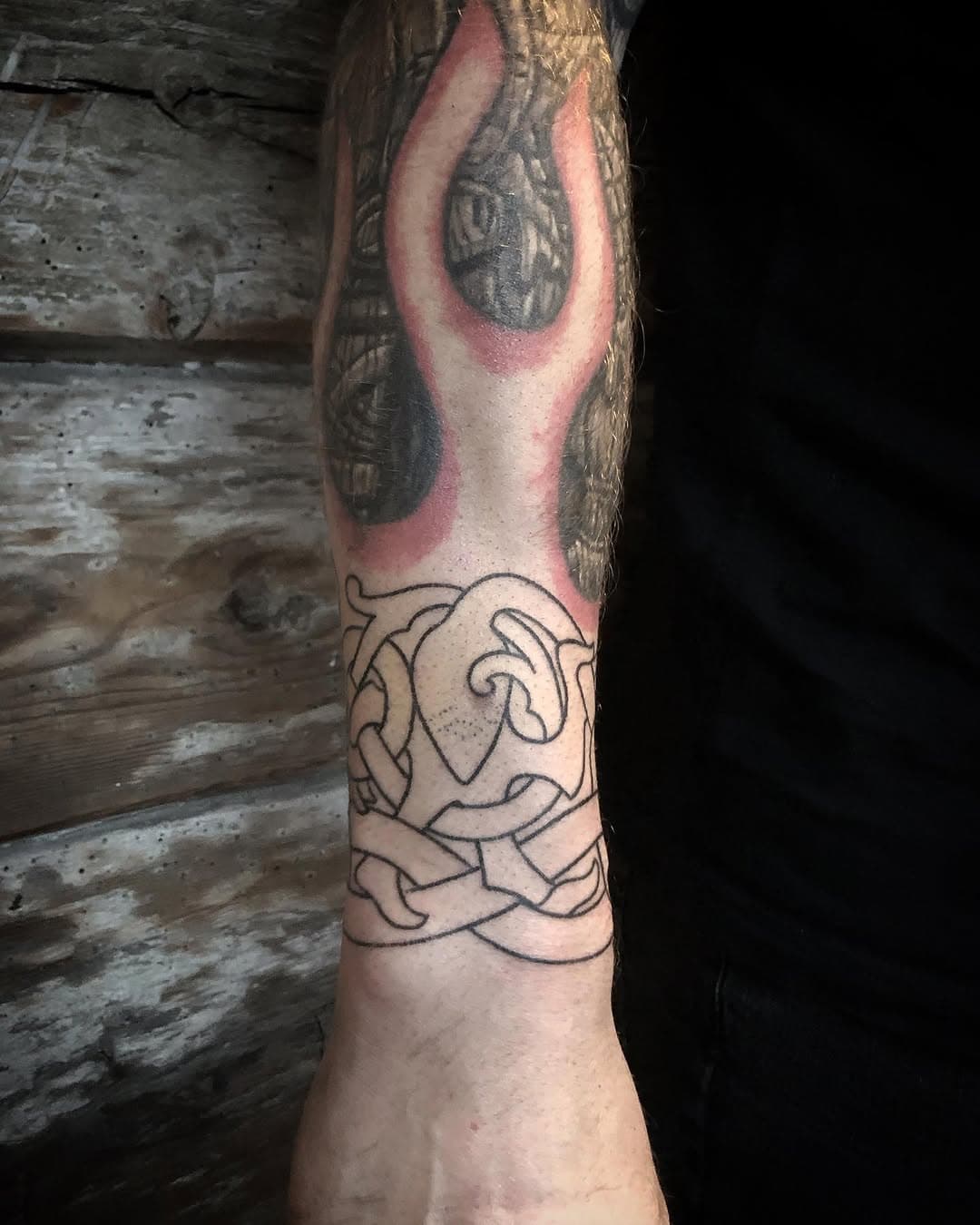 WIP 
Tjalve competing against Hugi
All lines for this wrap around ornament border done in 4 hours. Next is shading.
Flames done many years ago by unknown tattooist.
All above the flames is the myth of Thor visiting Utgard Loke by the eminent @jannickewiesehansen 

All by hand/ Handpoked/ No machine

#handpoked #norsetattoo #nordicmythology