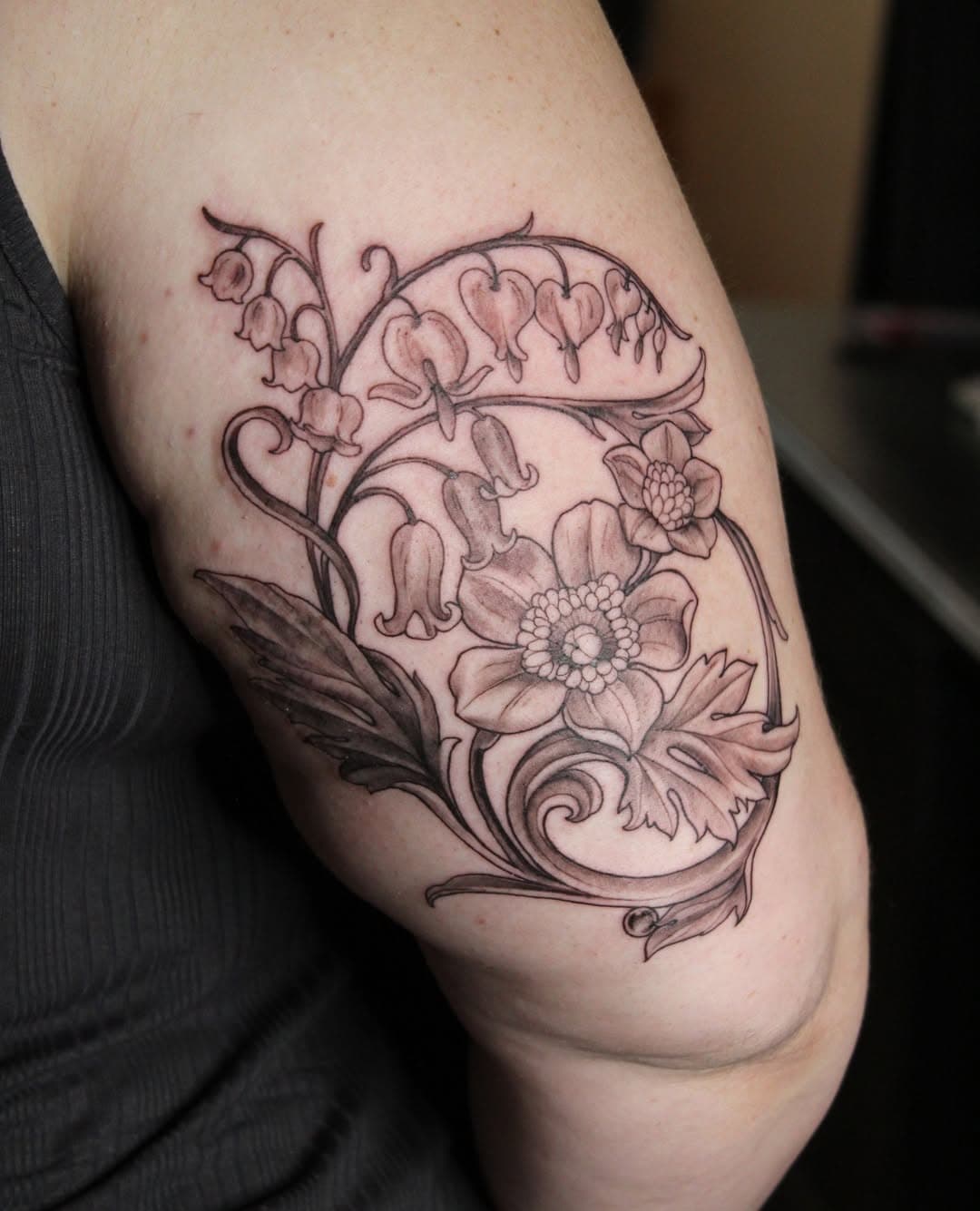 This client gave me the freedom to create an art-nouveau-inspired floral tattoo for her family. I love how it all came together! ⁠
⁠
I'm always down for this style, it's definitely one of my favorites. 🤩