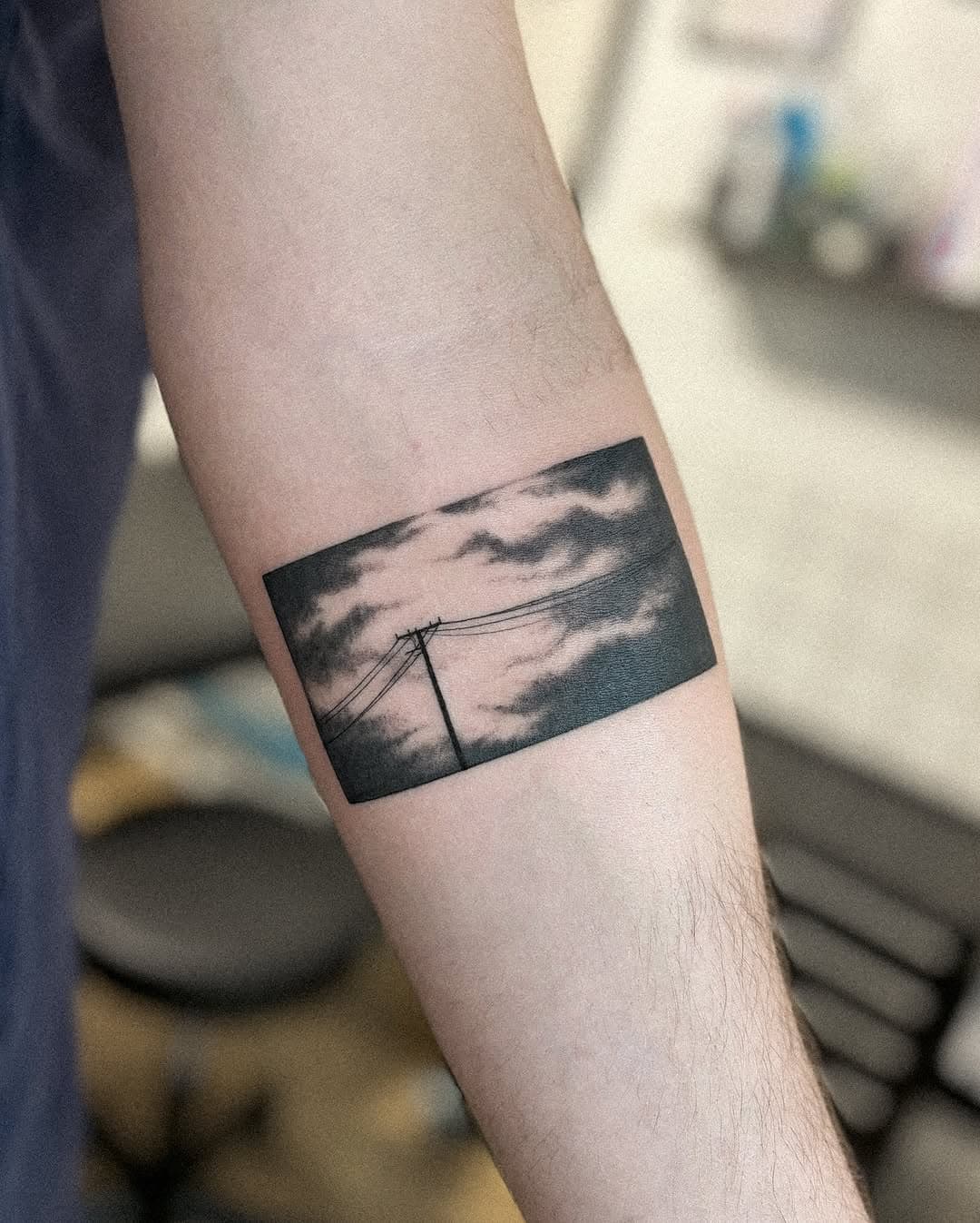 🌫️🌫️🌫️
Tatouage d’une de mes esquisses 

Il est possible d’adapter au tattoo tous mes dessins
Contact en Dm🦇
@thundertattoo_hossegor 

.
.
.
#landscapetattoo#pencildrawing#pencilsketch#liminalspace#liminalspaceaesthetic#surrealart#surrealist#flashtattoos#sketchbook#90saesthetics#hossegor#thundertattoohossegor#bordeauxart#drawings#landscapedrawing#bordeauxtattoo