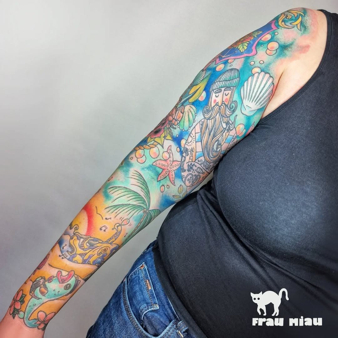 Strandparty-waterlove Sleeve 🪼

Manchmal ergibt es sich einfach von Sitzung zu Sitzung 🐱 Ich lieb das Meer-Thema immer 🌊

#sea #seatattoo #sealovers #oldschool #oldschooltattoo #seaparty #dancingfish #musictattoo #tattoo #tattoolove #comictattoo #fishtattoo #seaman #cutetattoo #colourtattoo #tattoosleeve #finished #shelltattoo #waterlove #tattoostudio #germantattooers #girlswithtattoos