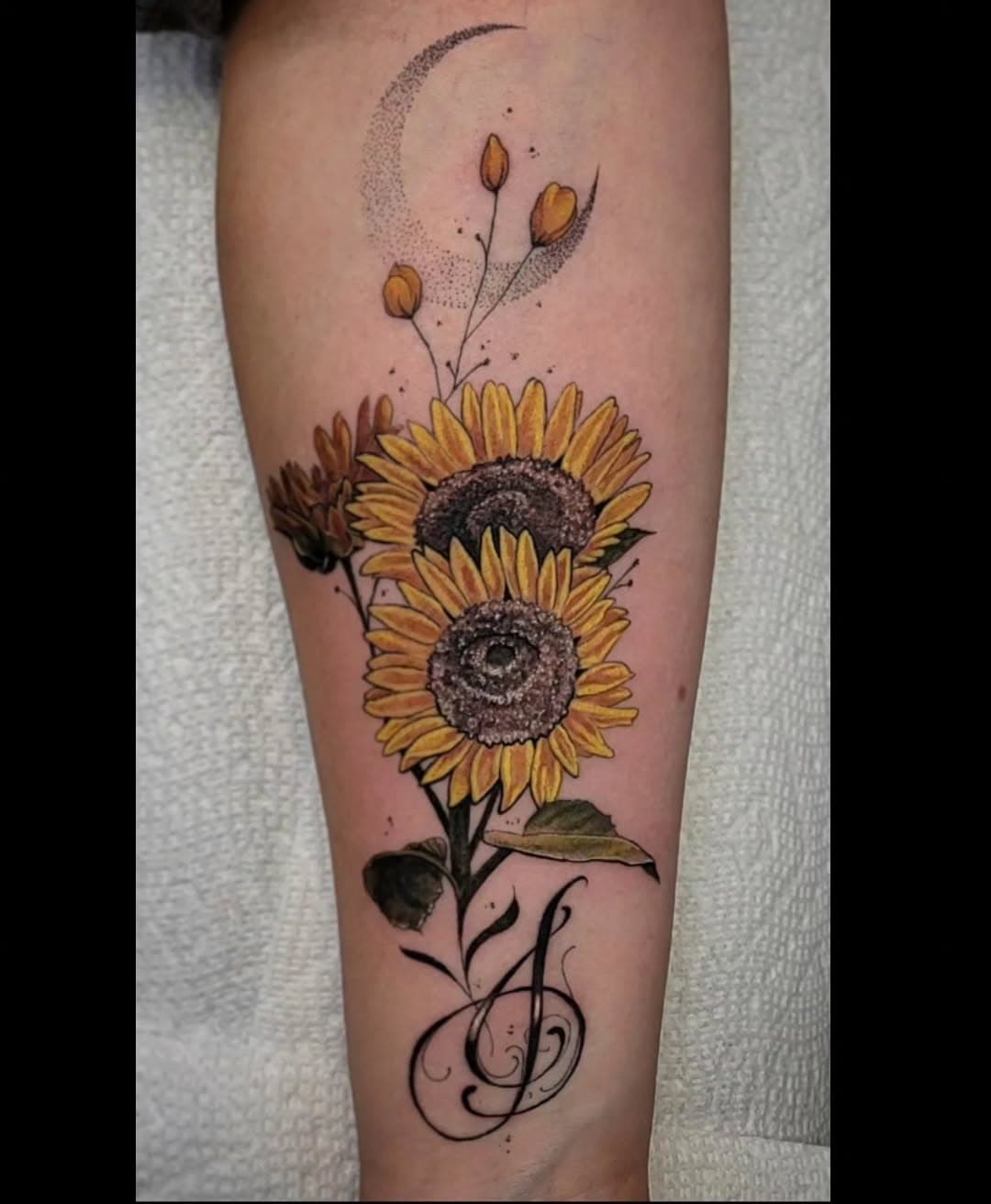Everyone knows I prefer black n grey... but this sunflower tattoo was such a joy to create!!! Definitely would like to do more like this one. And it's your lucky day because I have some time today, and Friday to make one for you. Or any other tattoo you may desire I'd love to hear about it. 

 💥#art #artist #artoftheday #holycrosscollege #quinsigamondcommunitycollege #quinsig #wpi #worcesterstate #Becker #clarkuniversity #beckercollege #worcesterma #worcester #woo #woosox #worc #igworcesterma #newenglandtattoonetwork #newengland #massachusetts #explorepage #explore #ironhorsetattoocollectiveusa #ironhorsetattoocollective #joshdrawzz