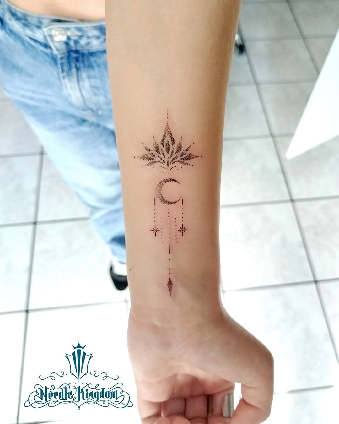 Tattoo Minimaliste #Dotwork  #lotus, #lune et #pampilles
Realisation extremement fine et douce . 

ℹℹPour tout renseignements Contacte Facile via facebook et insta 😏

#inkaddict #inkstagram #art #ink #inked  #inkedup #bodyart #instatattoo #inkedgirls #womantattoo #inkedgirl #girlwithtattoos #tattoogirl #tattoogirls
#sexytattoo #sexy #tattoolover  #sexytattoos #girlswithtattoos #tattooing #sexytattoogirls 🤟