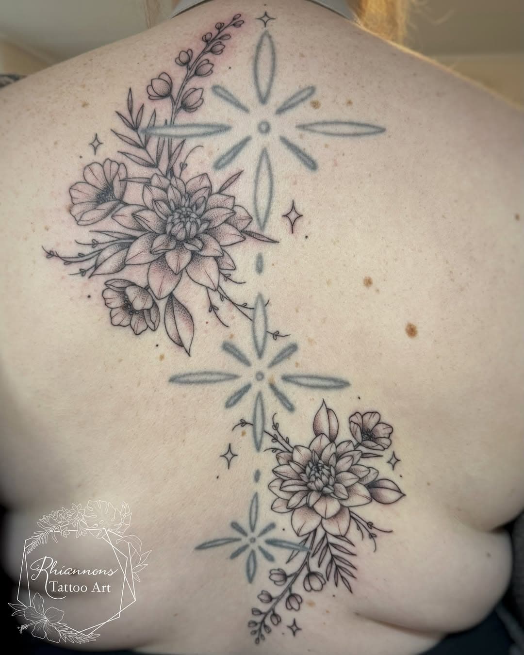 @valerie_m90 asked me to spice up the stars she had on her back with whatever I thought would look good 🥰 I love how much trust you all have in me! 

#floraltattoo #backtattoo #finelinetattoo #femaletattooartist