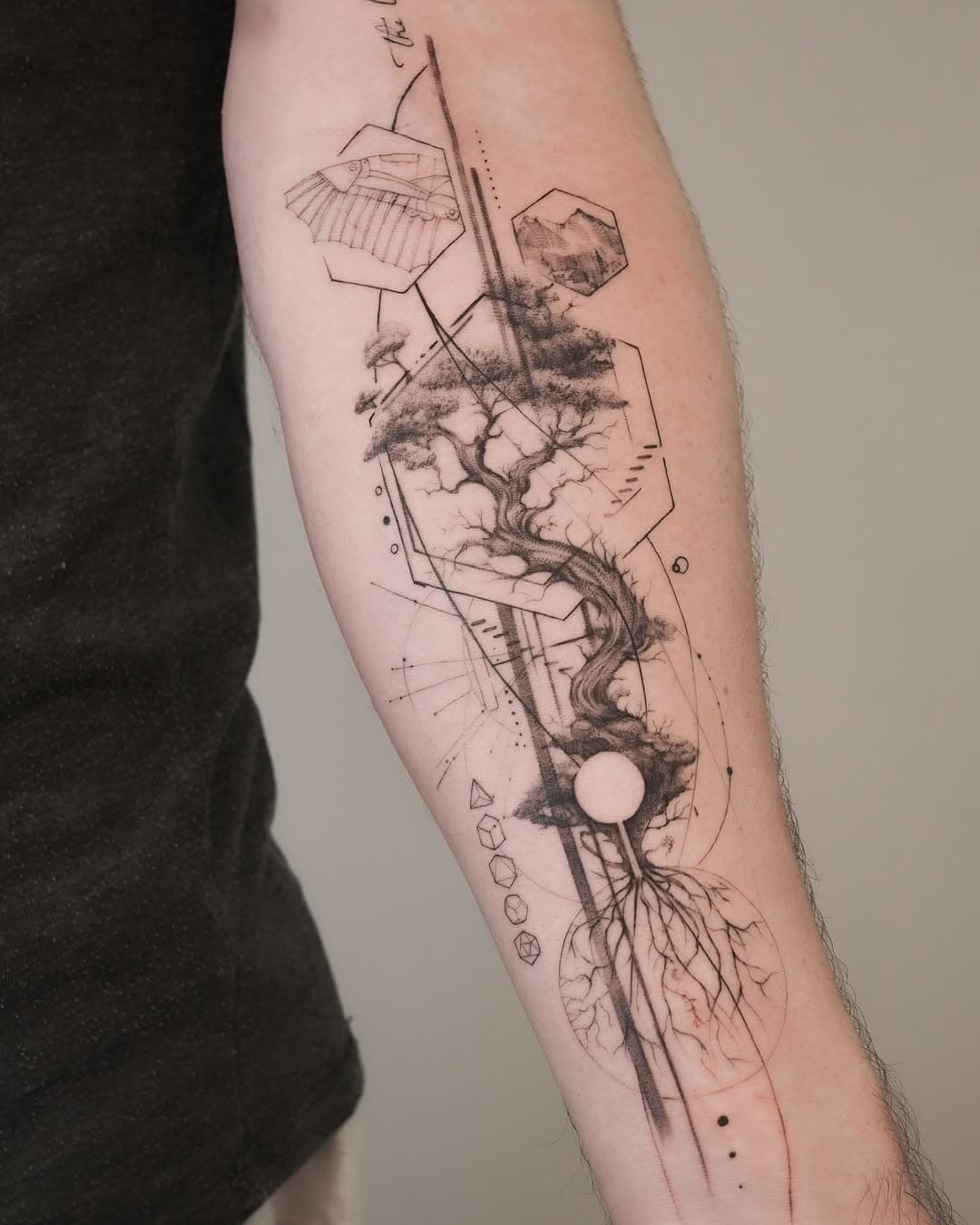 I’m very grateful for the interest and the many inquiries I’ve received about this work with a similar motif, so I’m sharing it again with a higher quality photo. 🙏😊

#treetattoo #geometrictattoo #ffmtattoo #forearmtattoo #frankfurttattoo #linework #linetattoo #lineart #tattoo