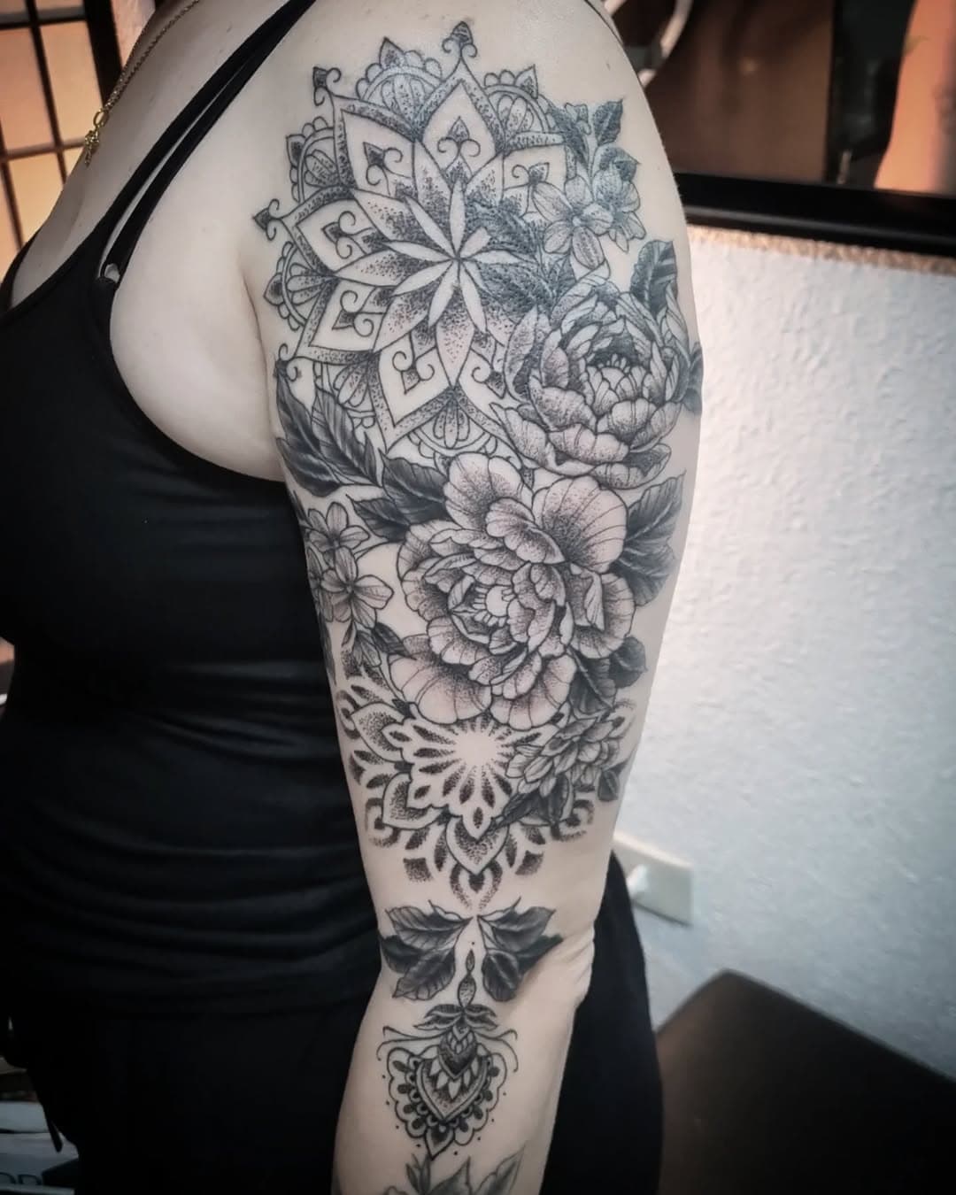 Mandalas e flores.
.
#estudiofireworks #estudiodetatuagem #estudiodetattoo #fireworkstattoo #tatuagens #tatuagem #tatuagemsombreada #tattoos #tattoo #inked #ink #jdmarajoara #ruasocrates #tatuador #mandalatattoo #mandala #flores #floral #floraltattoo #dotworktattoo #dotwork #pontilhismotattoo #pontilhismo #mulherestatuadas #tatuagemdelicada #tatuagemfeminina