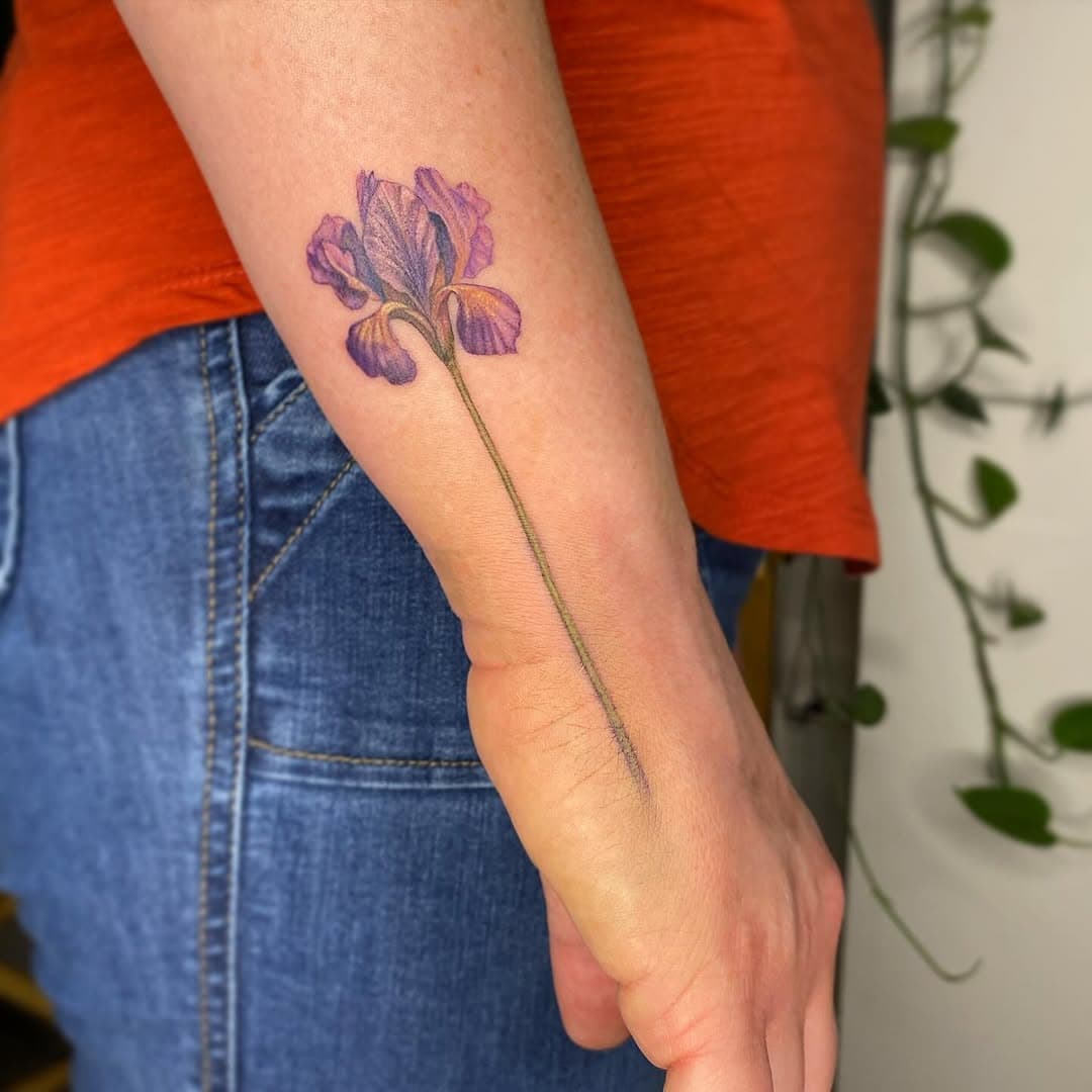 Got to do this pretty Iris on a wonderful person. ☺️

#iris #iristattoo #floraltattoo #botanicaltattoo #colortattoo #sarasotatattoos #sarasotatattooartist #florida #bradenton #femaletattooartist #girlswithtattoo #dainty #floraandfaunatattoo #botanicalillustration