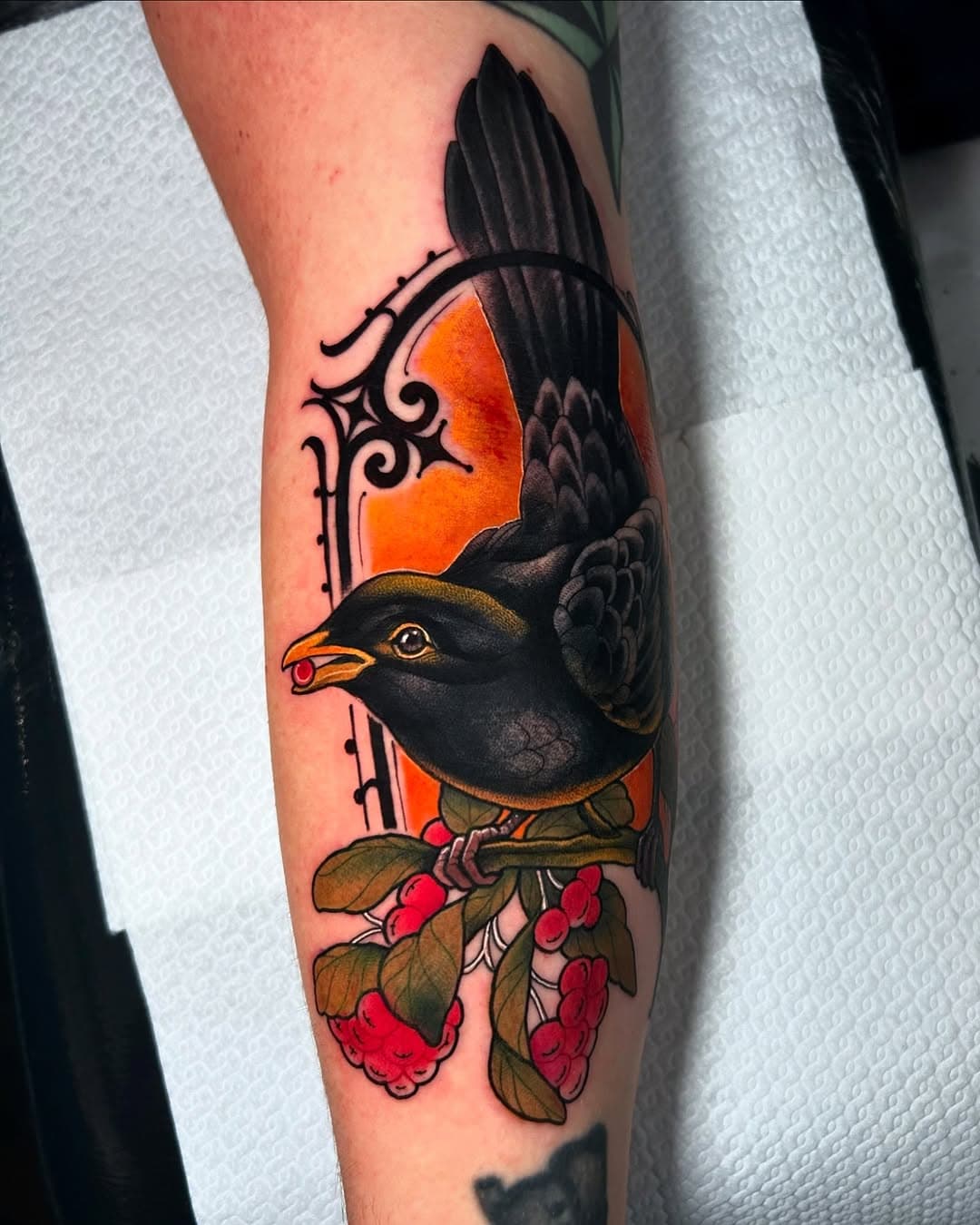 Fuori dalla tua finestra, ecco un merlo 🐦‍⬛ sul suo picarantha 🌿 
Prendo appuntamenti per novembre/dicembre ❗️
✺ Nel mio magico tattoo shop @alchemicatattoo 🌱
scrivimi in DM per info e prenotazioni 💌
Ci trovate in via marecchiese 5/A RIMINI
.
Se ti piace questo lavoro aiutami a supportare il mio profilo con un like ♥️ e un commento 🥰
.
Sponsored by @electricdormouse 
.
#neotraditional #neotrad #neotraditionaltattoo #neotraditionaltattoos #neotraditionalart #neotradtattoo #neotradeu #neotraditionalitaly #workinprogress #fullarmtattoo #italiantattooartist #tattoos #tattooart #tattooartist #riminitattoo #tattoorimini #tattooitalia 

Secondo voi quante ore ci vogliono per realizzare un pezzo del genere?