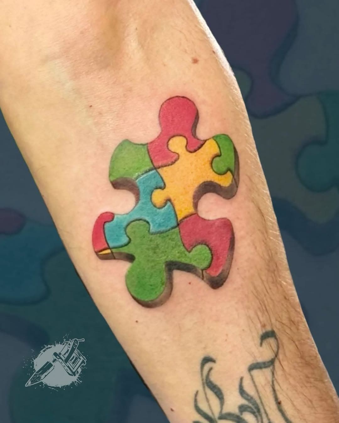 Esse eu fiz pra um pai homenagear o seu filho que tem essa condição muito especial.
.
Alguém conhece?
.
.
.
#electricink #tattooartist #autismo #psicologia 
@autistafalandodeautismo