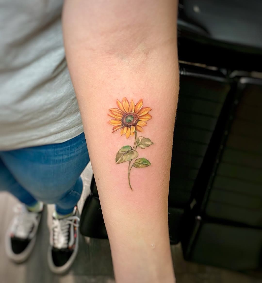 Lil sunflower for the lovely Meg. Made @levelstattoostudio, Birmingham.
Books are open for January 🗓️ drop me an Instagram message or email katerollinsontattoo@gmail.com
——————
#tattoo #tattooartist #sunflower #sunflowertattoo #flower #flowertattoo #floraltattoo #flowers #armtattoo #tattooideas #minitattoo #microtattoo #ink #inkstagram #butterluxe_uk