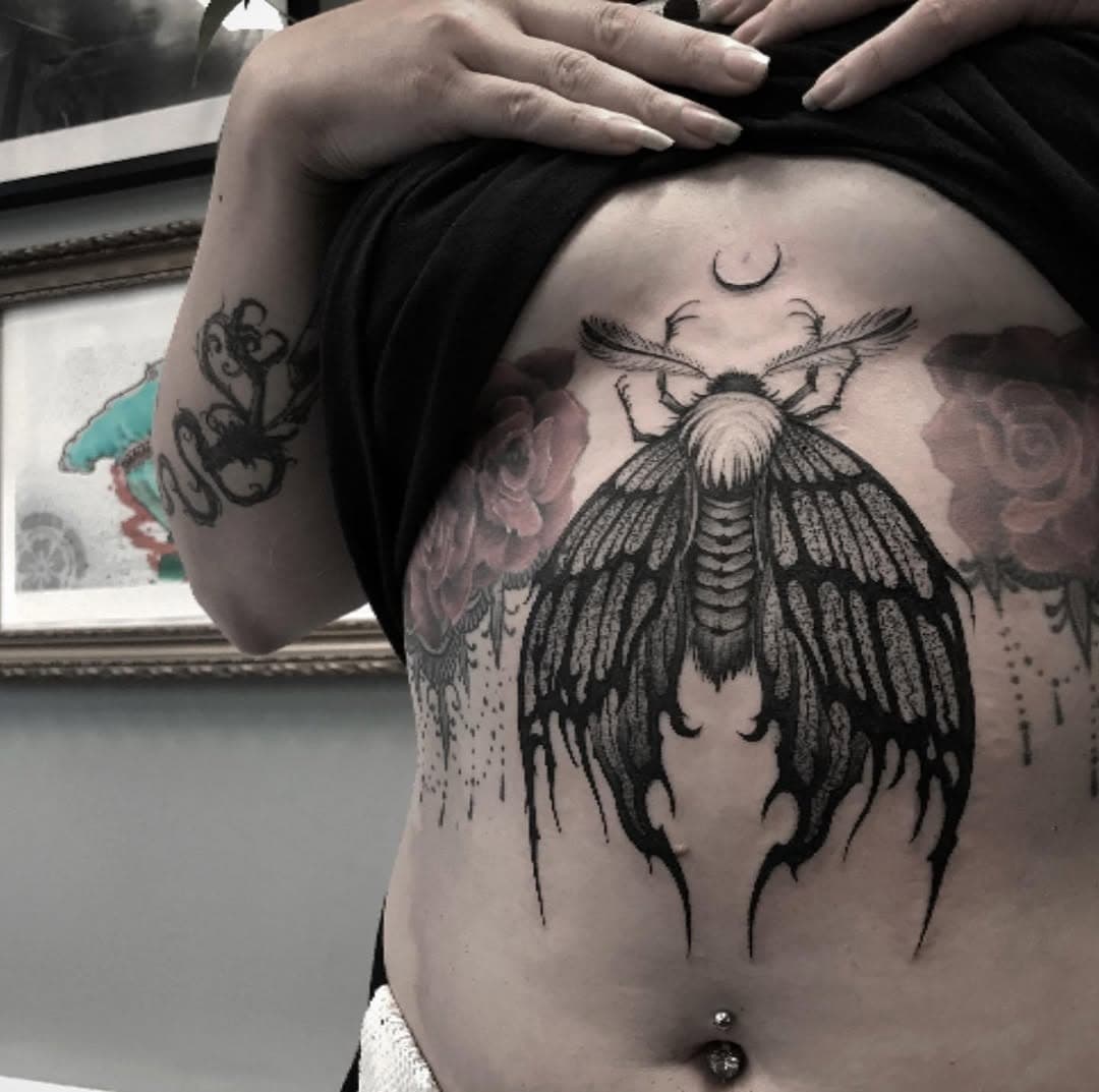 Moff. Takk Ida. #tattooist #tattoostudio #norgetattoo #oslotattoo #norwaytattoo #insecttattoo #contemporarytattoo #blackworkers #blackworktattoo #girlswithtattoos #bodyart #horrorart #darkart #darkartists #inked #blacktattooart #blvcktattoos #darkaesthetic #gothtattoo #metaltattoo