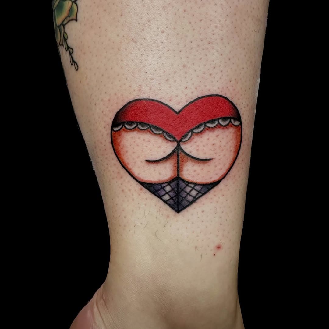 ❤️ love ❤️ 

Traditional tattoos made by love .

If you wanna get a tattoo with me send Dm .

#amsterdam #utrecht #custom #oldschool #olschooltattoo #traditionaltattoo #boldwillhold #traditionaltattoos #traditional