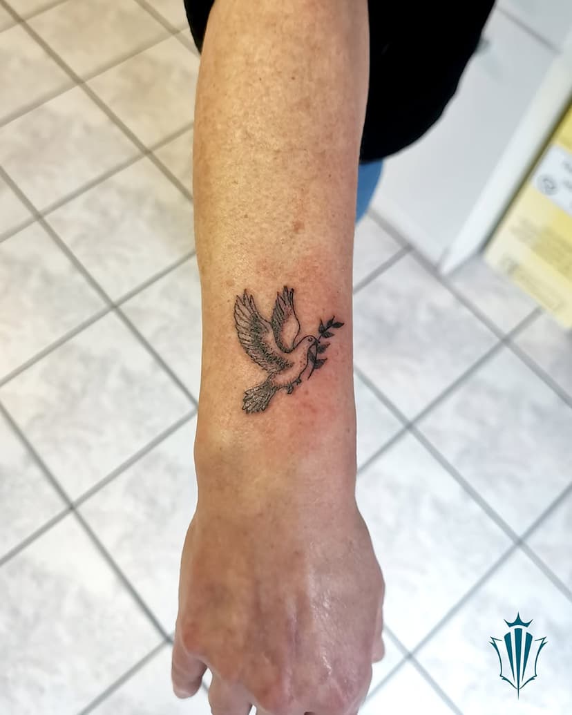 Tattoo Colombe minimaliste sur le poignet 🕊🌿

ℹPrenez Rendez vous facilement via Facebook et instagram ℹ

🔱🔱NEEDLE KINGDOM salon de Tattoo à CALAIS🔱🔱

#tatouage #tattoo #tatoueur #tattoist #tattooed
#tattooartist #tattoos #tattooer  #tattoolife 
#tattoodo #tatuajes
#inkaddict #inkstagram 
#art #ink #inked  #inkedup #bodyart 
#instatattoo