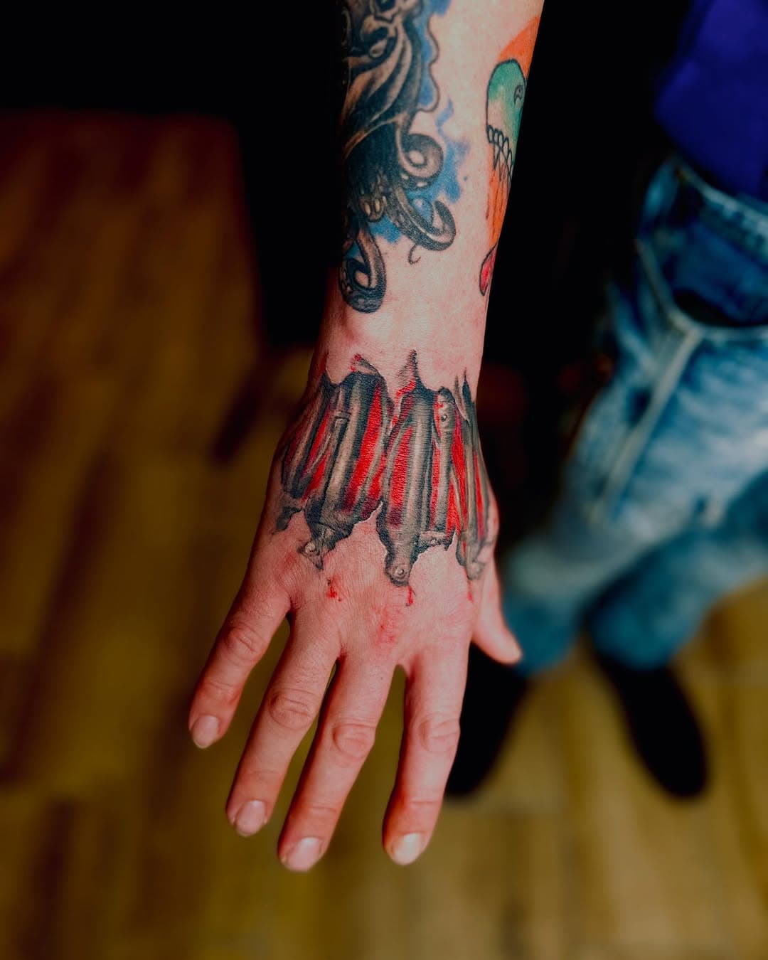Gut abgeheilt 🔥#hand #handtattoo #realism #colortattoo #tattooart #tattoostyle #tattoodesign #inklife #xtremetattooink #inkart #tattoolive