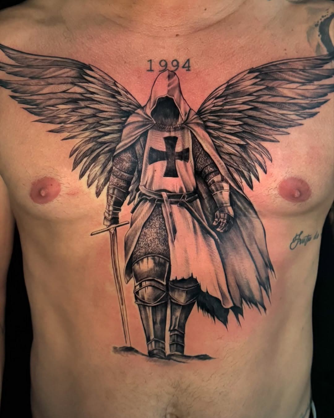 Arcanjo Templário: uma fusão poderosa entre a proteção divina e a bravura dos guerreiros. Inspirada na força do arcanjo, que simboliza a justiça e a proteção espiritual, e na coragem dos Cavaleiros Templários, esta tatuagem traz à pele um símbolo de luta e fé. Mais que uma arte, é um lembrete constante da força interior que todos carregamos. 

Orçamento e agendamento pelo WhatsApp (68)999417204 O link na biografia. 

🗡️🕊️ #TatuagemSacra #ArcanjoTemplário #ArteNaPele”