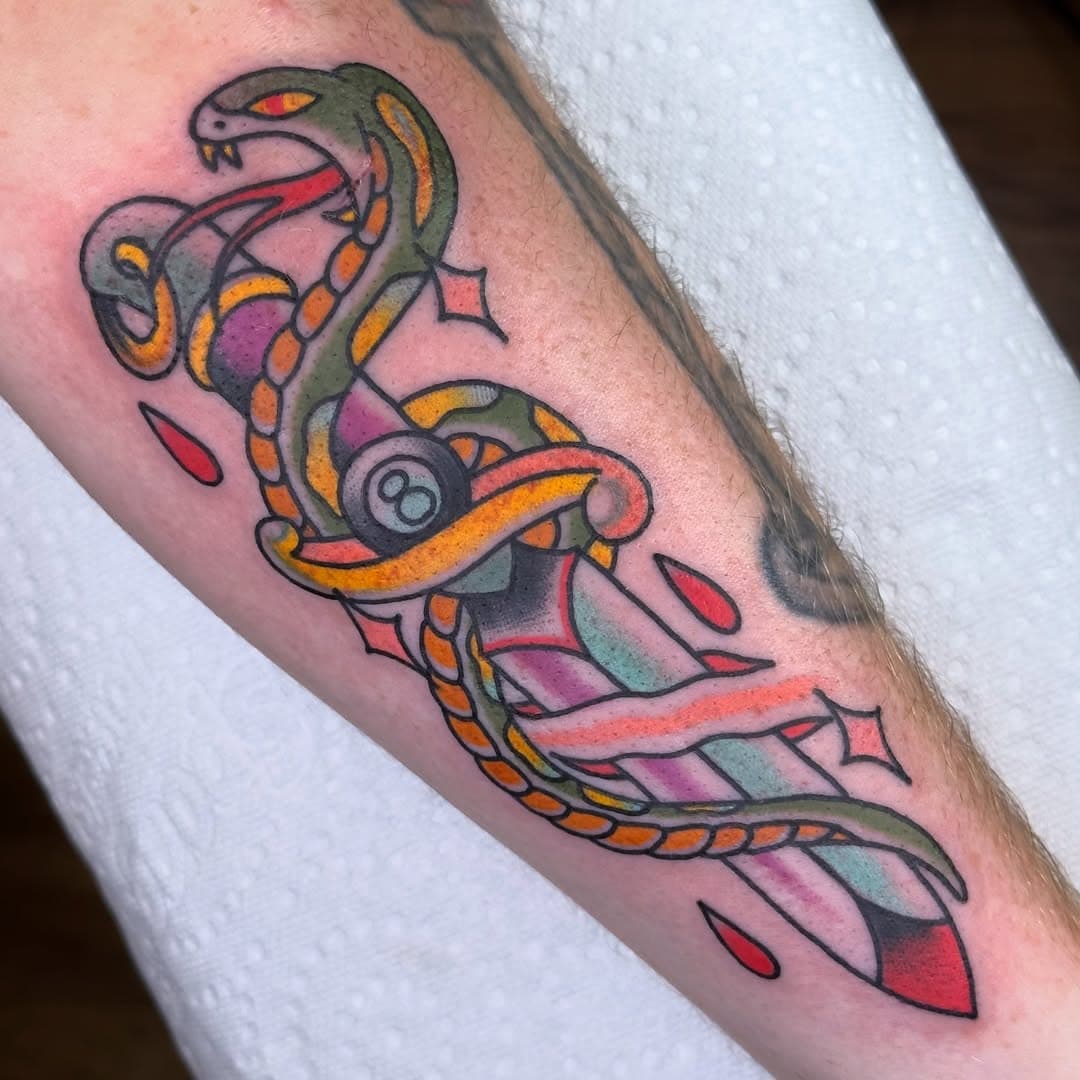 Dagger by @verylame 🐍 

#traditionaltattoo #tradtattoo #oldschooltattoo #torontotattoo #daggertattoo #torontotattooartist