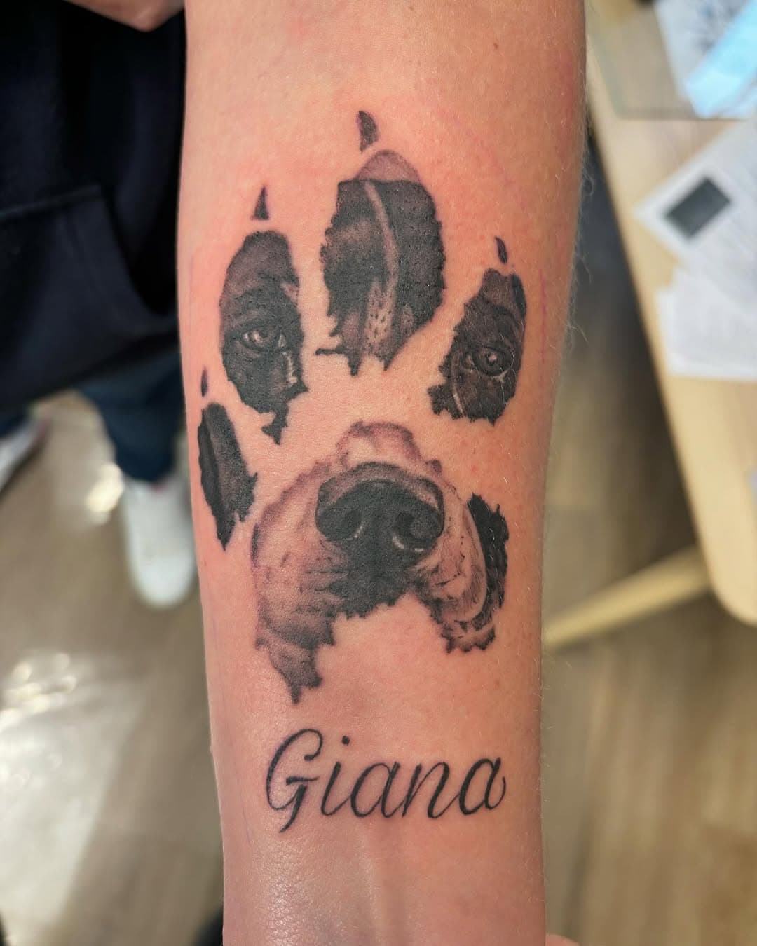 Le tatouage du jour 😉 portrait de chien fait dans une empreinte de chien fait par Jerome #alohatattooamiens #alohatattoo #aloha #amiens #amienstattoo #dog #dogtattoo #pet #pettattoo #tattoo #tatouage #blackandgreytattoo #blackandgrey #dynamicink #bishopwand #kwadroncartriges #tattooart