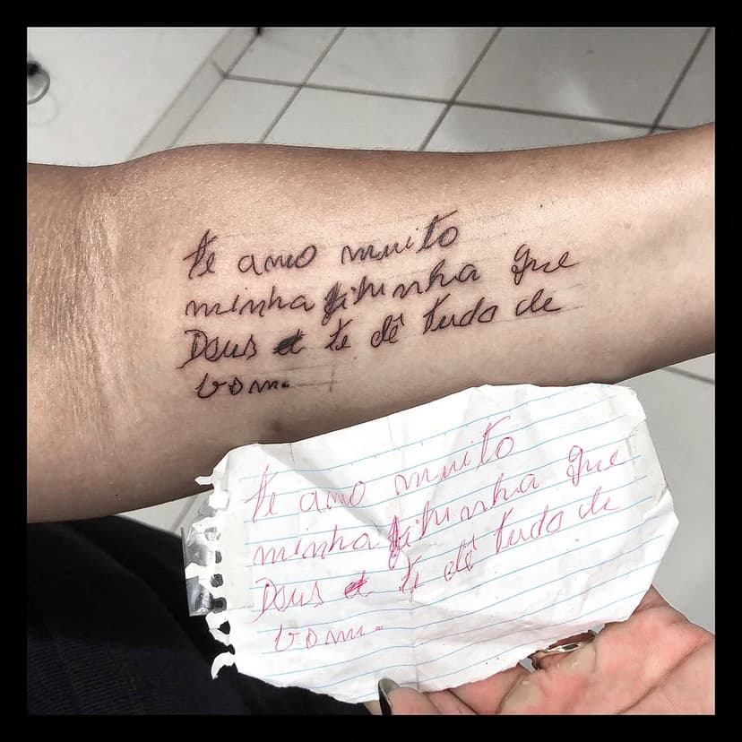 O amor que transborda da alma está gravado na pele, junto com a lembrança e a saudade de um adeus.
#tatugemfeminina #carta #maeefilha #tattoos #love