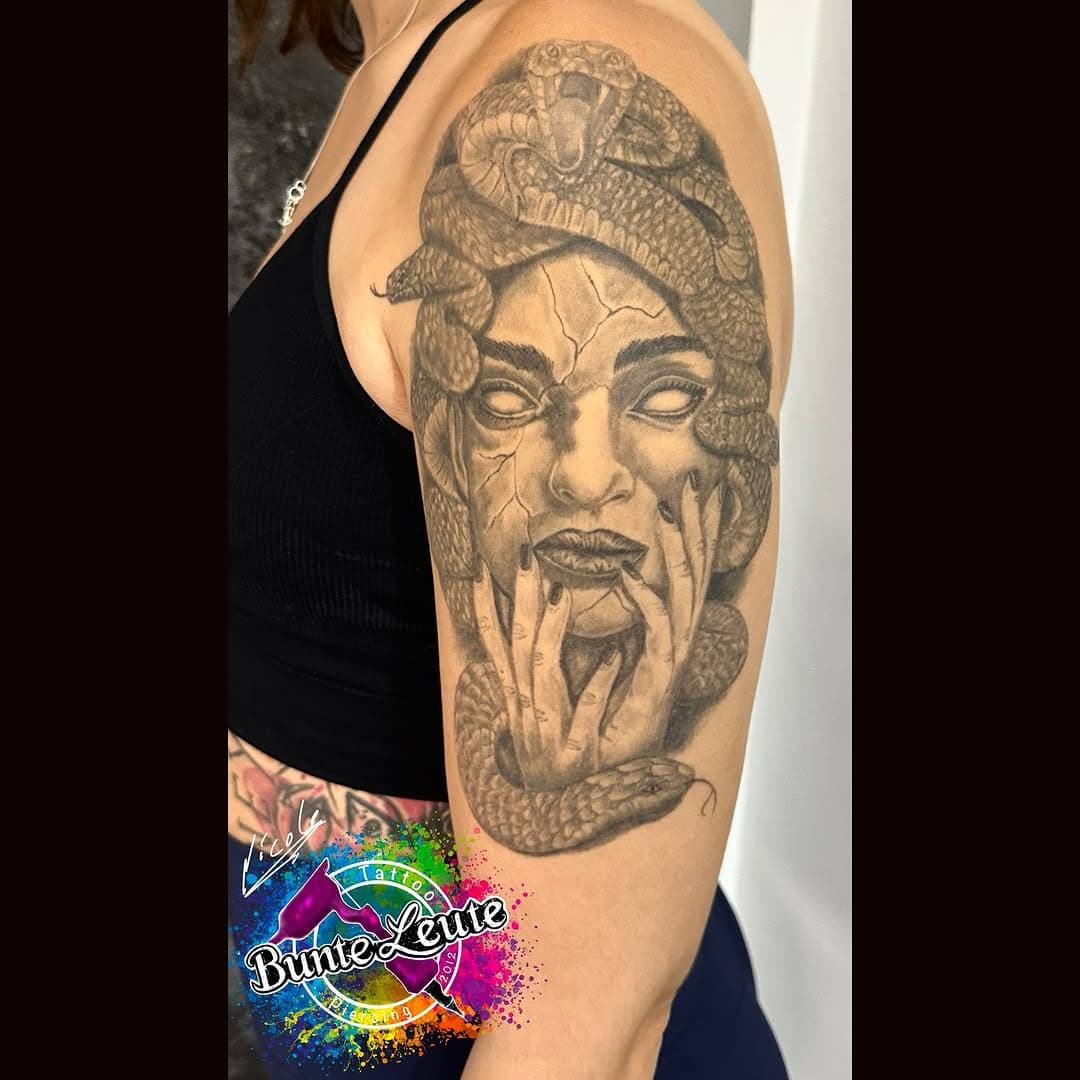 #medusatattoo #bunteleutetattoo  #bunteleuteviersen #tattoostudioviersen #viersentattoo
#tattooviersen #bunteleuterahser #tattoo #Piercing #tattoostudio #ink #inked #tattooartist #tattooed #tattooart #tattoos #tattoolife #tattooist  #blackwork #tattooing #tattooer #tattoostyle #blackandgreytattoo  #blackandgrey