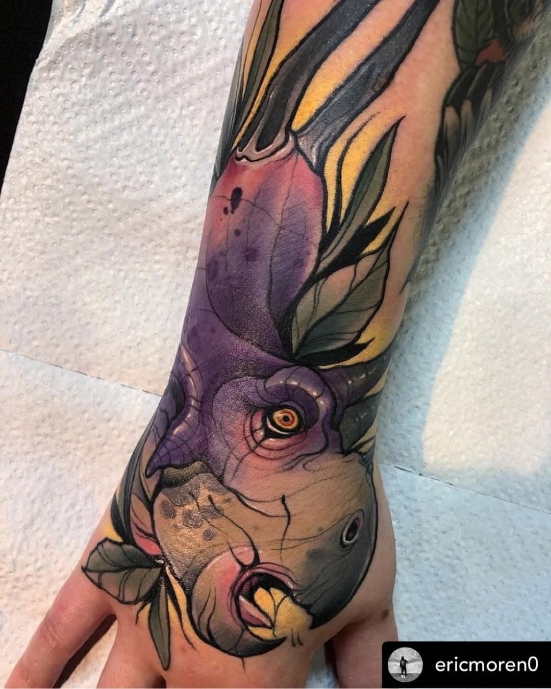 •Artista Invitado• @ericmoren0 Love tattoing hands 💥
📍Del 28 al 30 de Enero en Zoo Ink 
#jobstopper #neotraditional #neotraditionaltattoo #eternalink #kwadron #neotrad #neotradeu #dinosaurs #dinosaurtattoo #colourtattoo