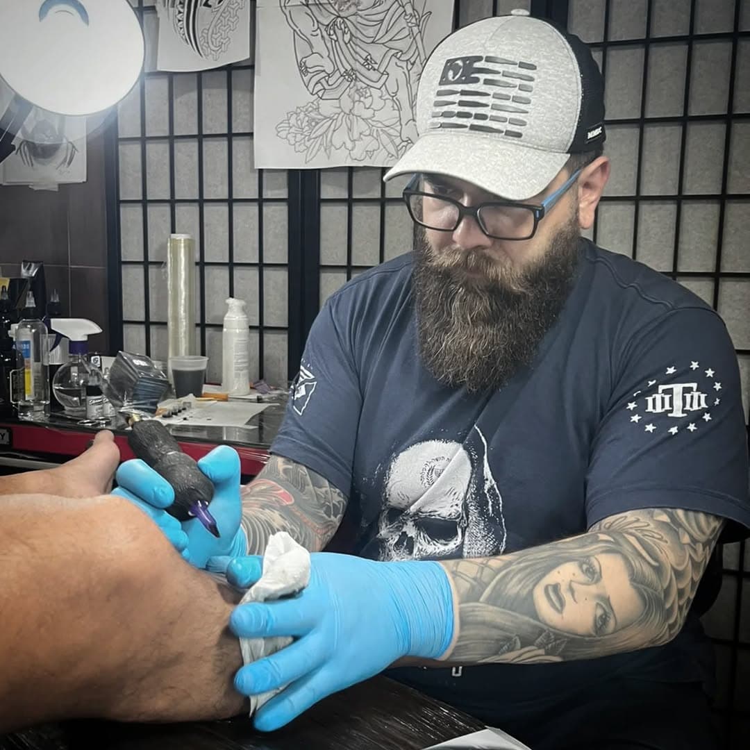 at work...
.
#fireworkstattoo #estudiodetatuagem #estudiodetattoo #tatuagens #tatuador #tatuagem #leofrankelin #tattoos #tattoo #work #hardwork #tattooed #jdmarajoara #ruasocrates #estudio #inkedmag #ink #inked #tatuagemsombreada #instatattoo