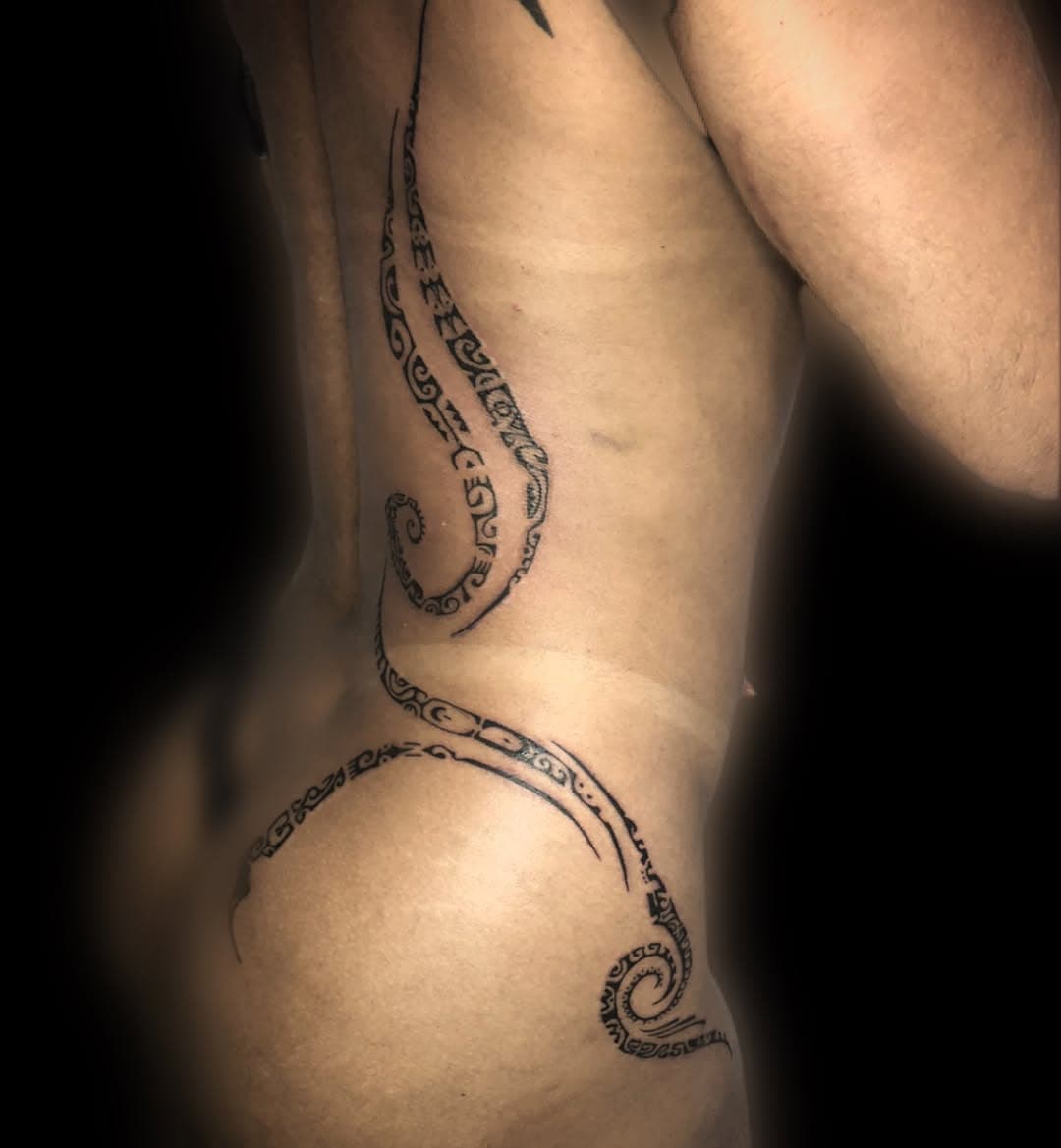 As tatuagens maori têm uma rica tradição e um forte simbolismo, representando a identidade, a cultura e a história de um indivíduo. 
#tattoomaori #maorifinino #tatuagemfeminina #tattoolife #tatuadora