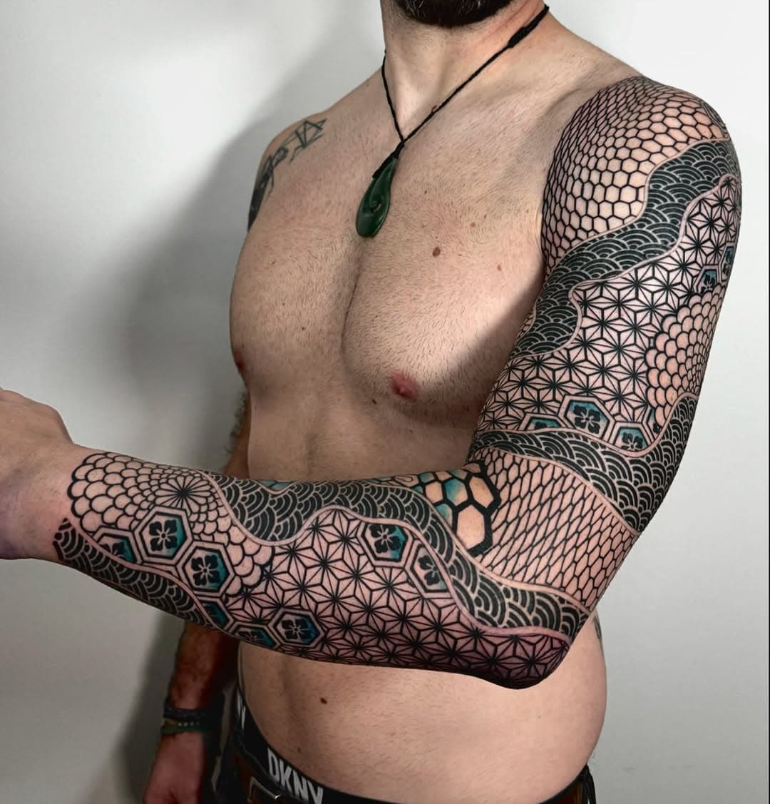 Sleeve on @travel_explore_analog 
Thanks for travelling to Budapest!

Used @pepax.official cartridges 

#sleeve #japanesesleeve #geometry #dotworksleeve #patterntattoo