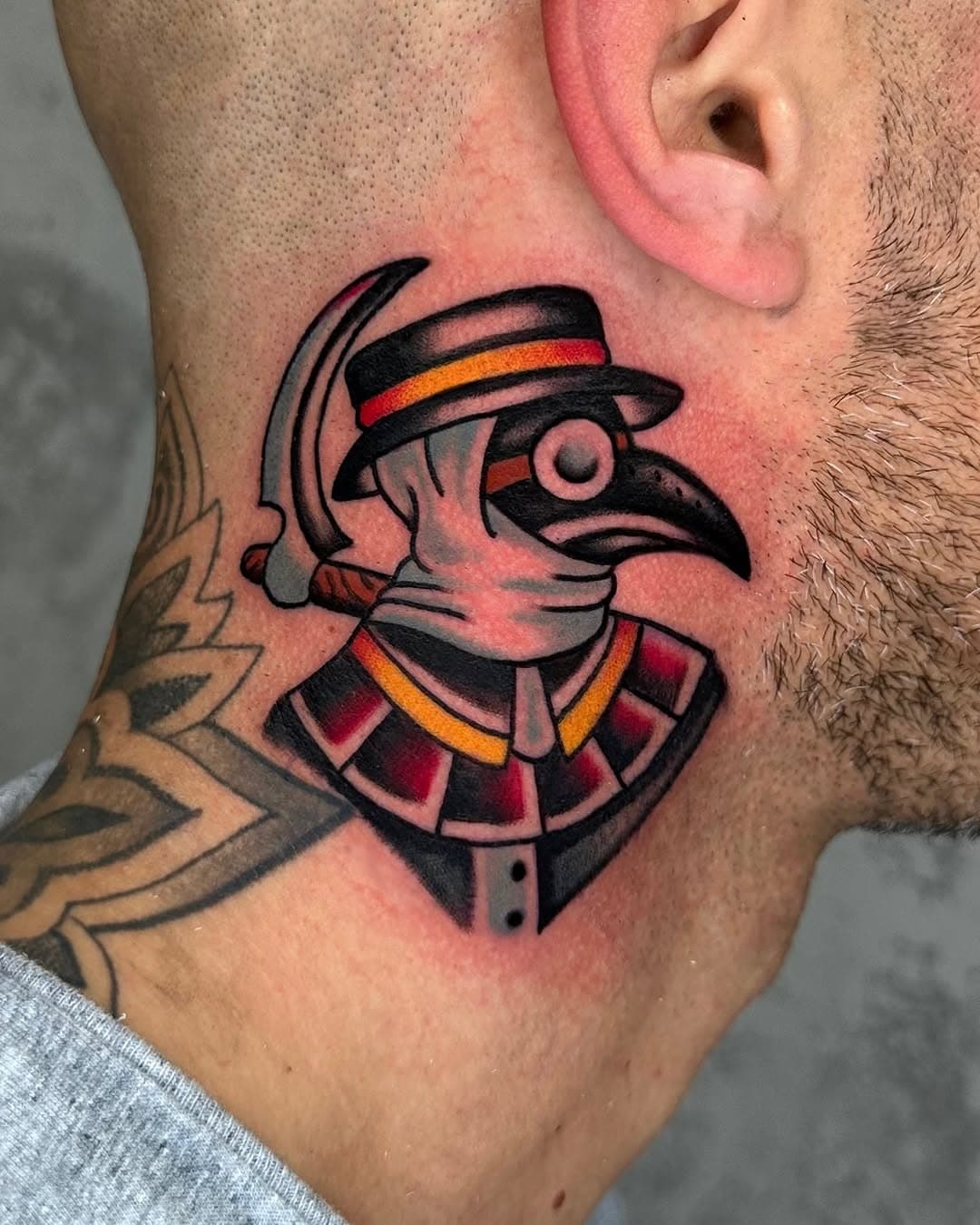 Medico de la peste para @mcmxci_sergio.glez Gracias guerrero!🔥

⚒️ REALIZADO EN @theclubmalaga ⚒️
.
📍 ALAMEDA DE CAPUCHINOS N* 6 📍
.
.
.
.
 #tattoo #tattoos #tattoocolors #traditionaltattoo #tradtattoo #traditionalbangers #oldschooltattoo #tradworkers #inkedup #picoftheday #bright_and_bold #trading #tattooer #trading #trd_tattoo #oldlines #tattooink #inkmindcrew #classistattoo #neotradsp #traditionaltattooart #traditionaltattoospain #freshlyinkedmagacine #skinart_traditional #tattoo_artwork #malaga #tattoosnob #oldworkers #topclasstraditional #leivatattoo