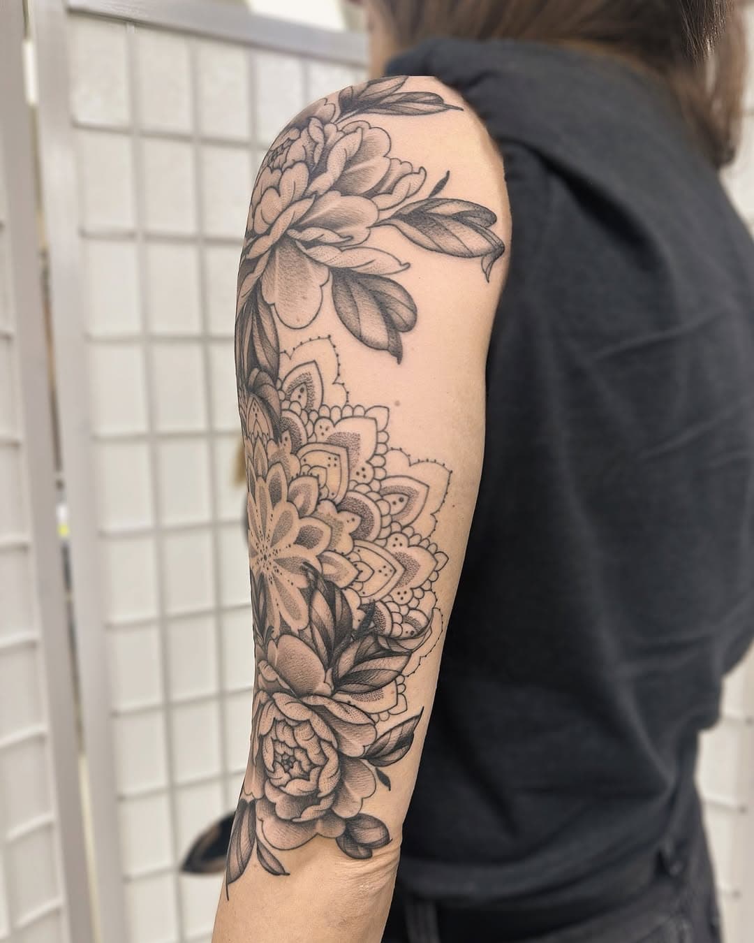 Got to finish up this upper arm piece for the fab Sarah last week! 🌸 I’ve had a lot of projects in progress recently so haven’t been able to upload much & now the nighttime is at 4pm the photos just aren’t looking right 😭… so apologies for the lack of posting guys!!
This piece is half healed half fresh 🙌🏽
•
- Sponsored by: @mothtattoosupplies @butterluxe_uk @getink.app
- made at @ablastudios 🤎
-
-
-
-
🏷️ #armtattoo#girlytattoo#prettytattoo#tattooideas#tattooinspo#essextattoo#uktattoo#uktattooartists#uktattooist#femaletattooartist#dotworktattoo#floraltattoo#ornamentaltattoo#tattooart#mandalattatoo#peonytattoo#sleeveideas