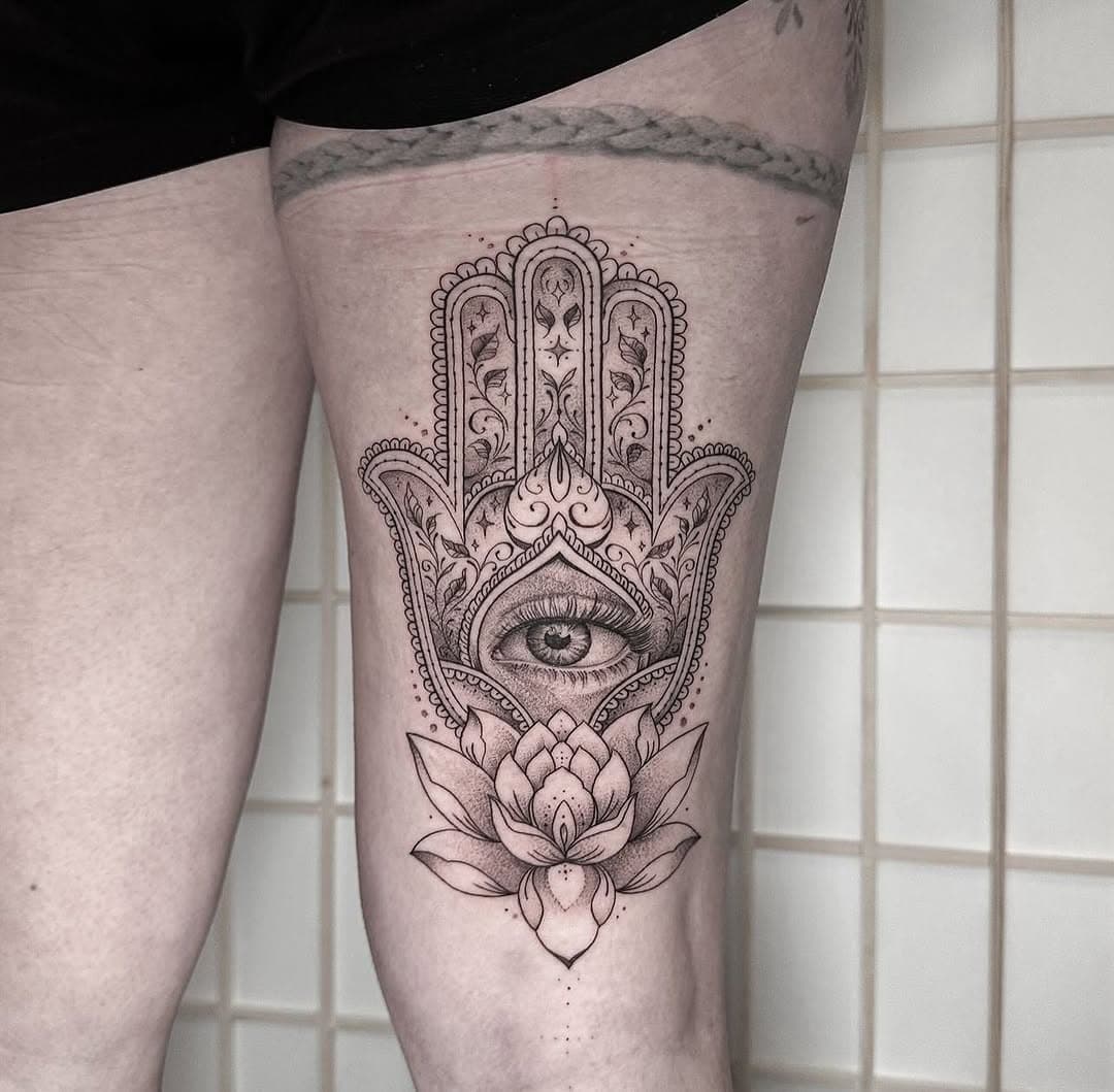 Throw back to this amazing piece by Mantas! 😍
➡️ Profile: @mantas5tz 
✉️ Get in touch via DMs or link in bio! —————————————> 
|M A R K E D  O N E|
 TATTOOSTUDIO
—————————————> 
Using the best - @unigloves
#makeyourmark  #tattoos #tattooartist #fineline #finelinetattoos #hamsahandtattoo