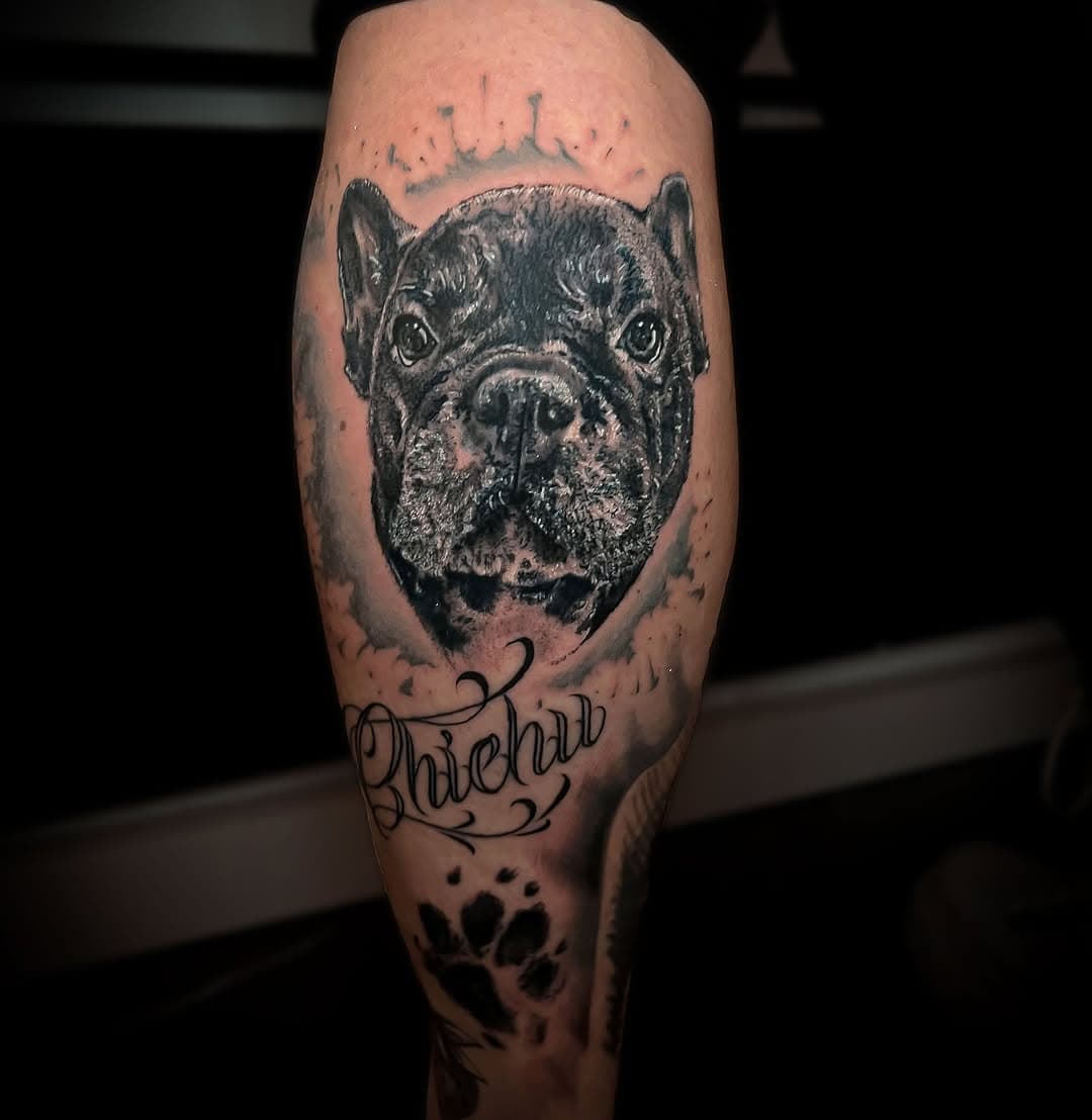 Chichu will always be with Mimi now! 🐾✨ This black and grey tattoo of her beloved French Bulldog not only fills some gaps but also fills the heart. Thank you, Mimi, for trusting my art to keep your loyal companion with you forever. #FrenchBulldog #BlackAndGreyTattoo #Realism #ArtOnSkin #TattooWithMeaning #BulldogTattoo