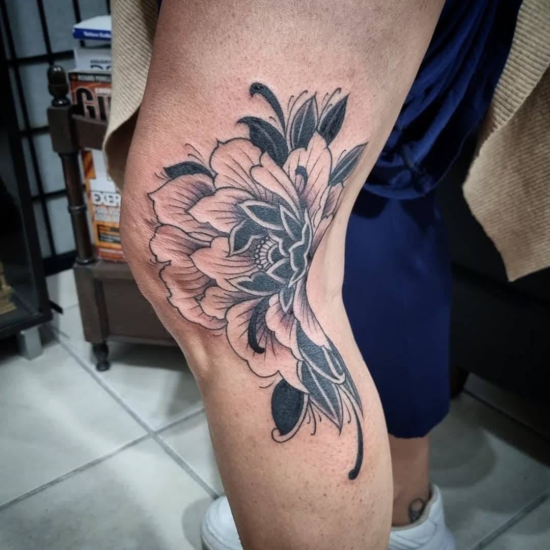 Peônia 
.
#estudiofireworks #estudiodetattoo #estudiodetatuagem #fireworkstattoo #tatuador #tatuagem #tatuagens #leofrankelin #tattoo #tattoos #peonies #japanesetattoo #flowers #flowertattoo #flor #tatuagemsombreada #tatuagemoriental #jdmarajoara #ruasocrates #mulherestatuadas #tatuagemfeminina #instatattoo #ink #inked