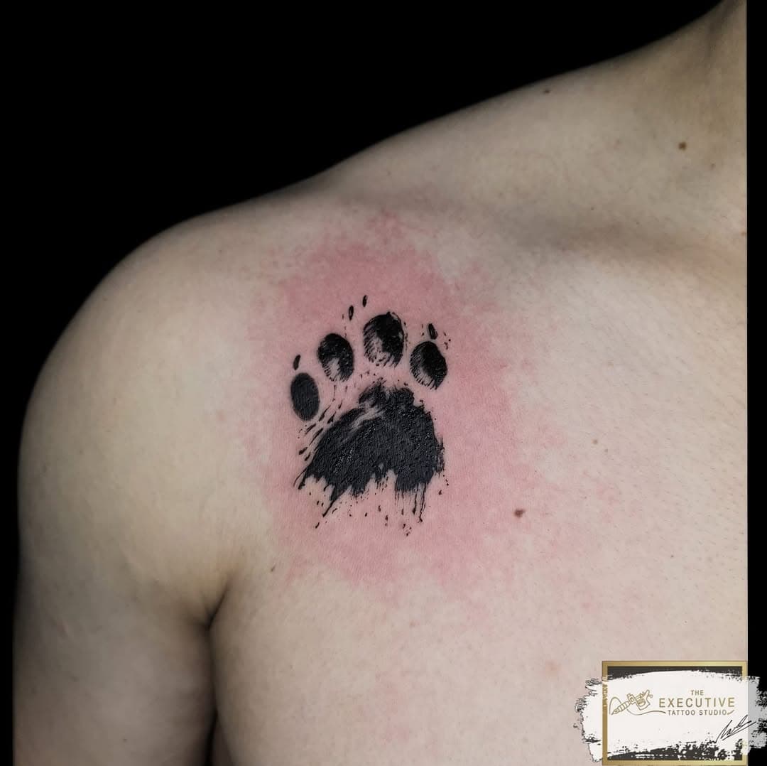 Ognuno lascia la sua impronta nel luogo che sente appartenergli di più.
(Haruki Murakami)

#zampa #impronta #traccia #blackwork #tatuaggio #cane #dog #tattooart #tattooideas #genova #genovaquarto