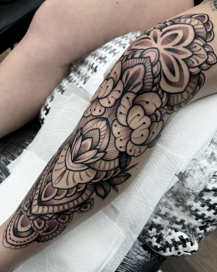 Knee and shin today for @louhamlamb #mandala #mandalatattoo #kneetattoo #shintattoo #dotworktattoo #dotwork #floraltattoo #blackworktattoo #btattooing #legtattoo