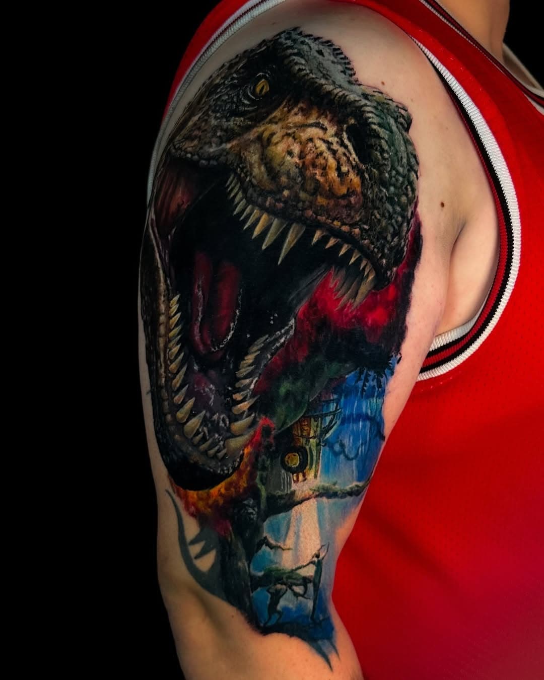 Utilizando partes de escenas clave del Tranosaurio Rex de la película Jurassic Park realice la cobertura de un tatuaje tribal viejo!
¿Te parece buena idea para un cover?
#tattoo #jurassicpark #trex #dinosaur #art #inkedup #peliculas #movietattoos