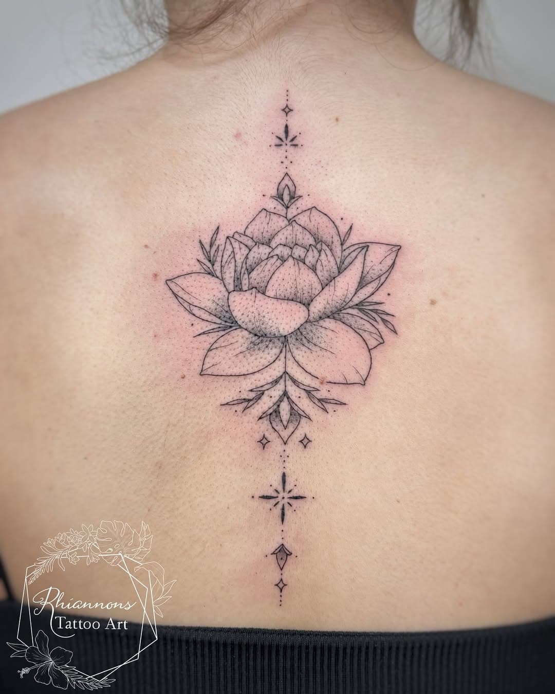 Beautiful ornamental Lotus for @fleurverheijen ✨

#ornamentaltattoo #lotustattoo #finelinetattoo #spinetattoo #femaletattooartist